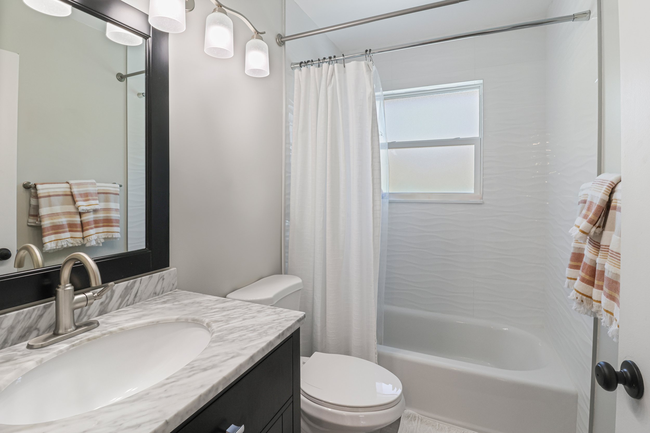 21 - BATHROOM.jpg