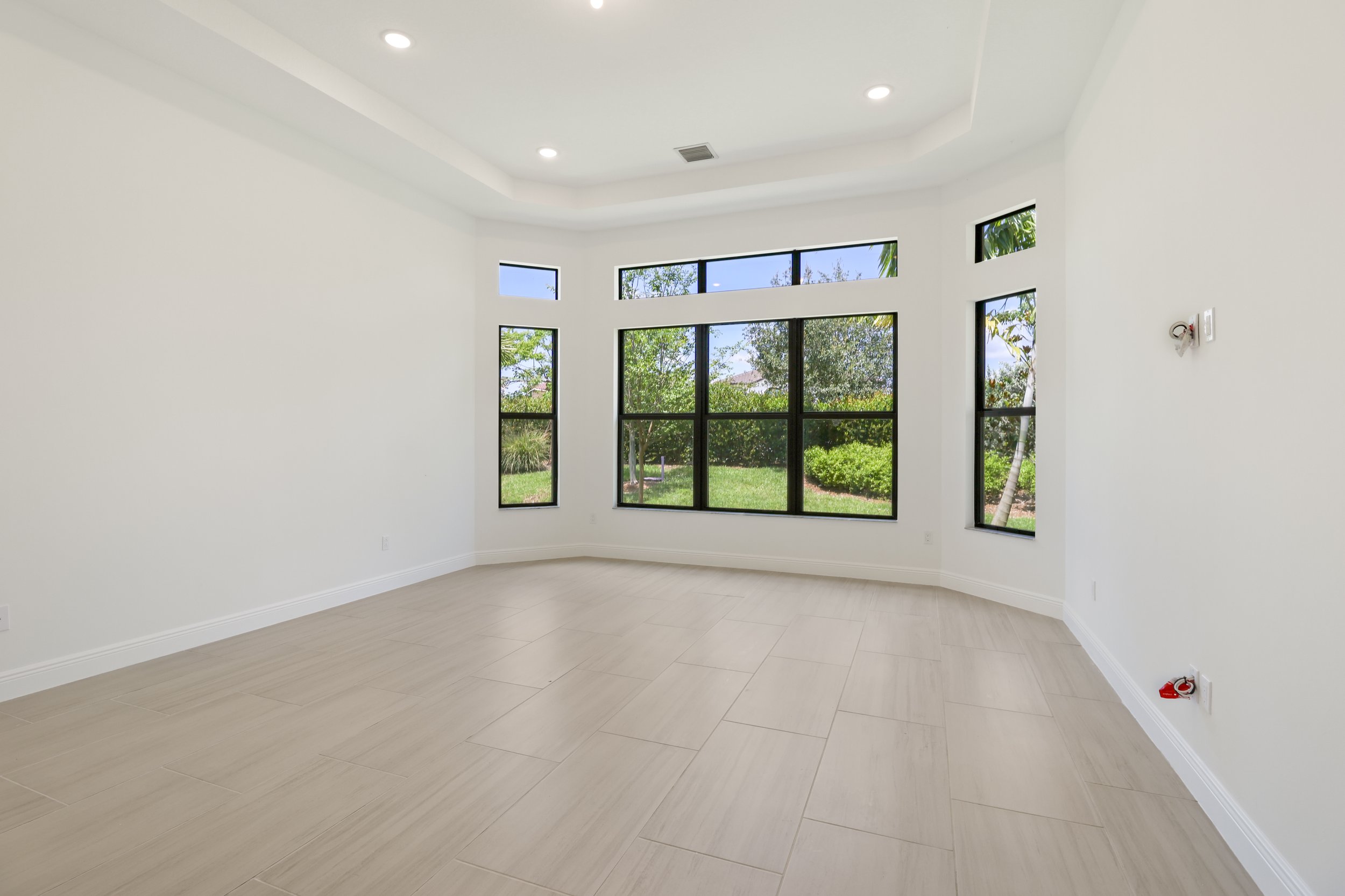 20 - MASTER BEDROOM.jpg