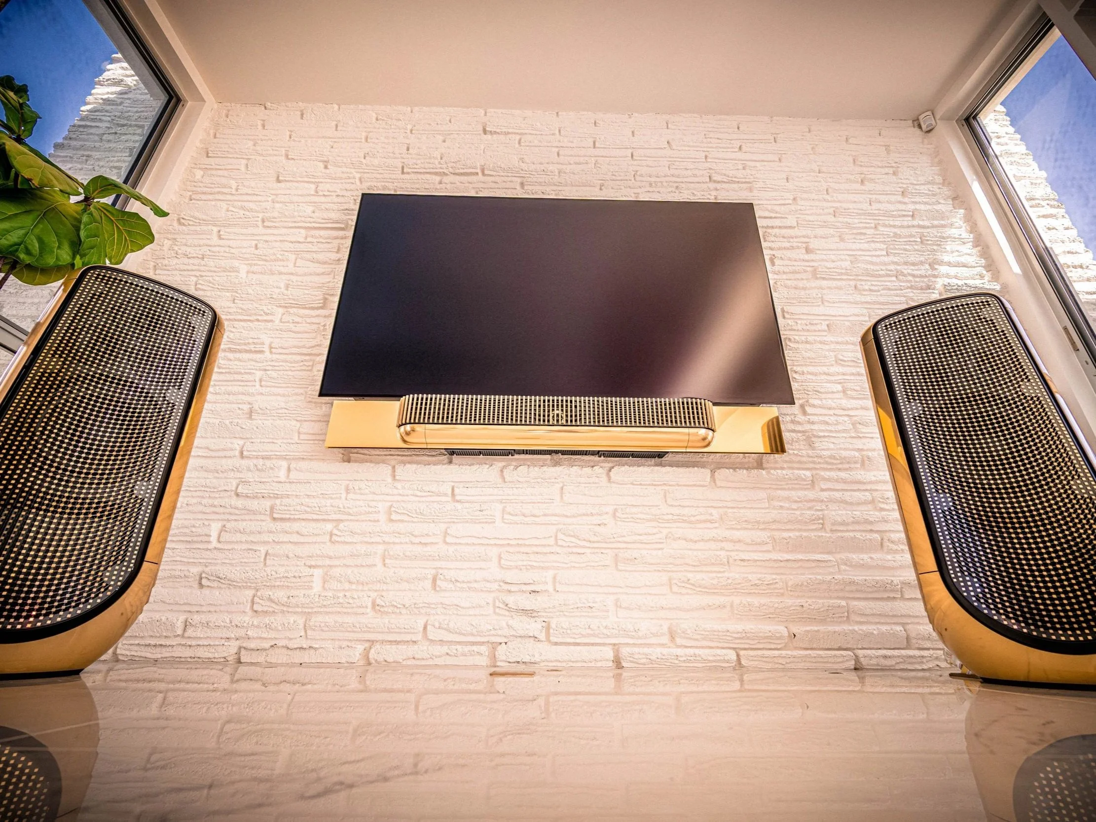 Smart Luxury &amp; Privacy: Residence with Rental Units