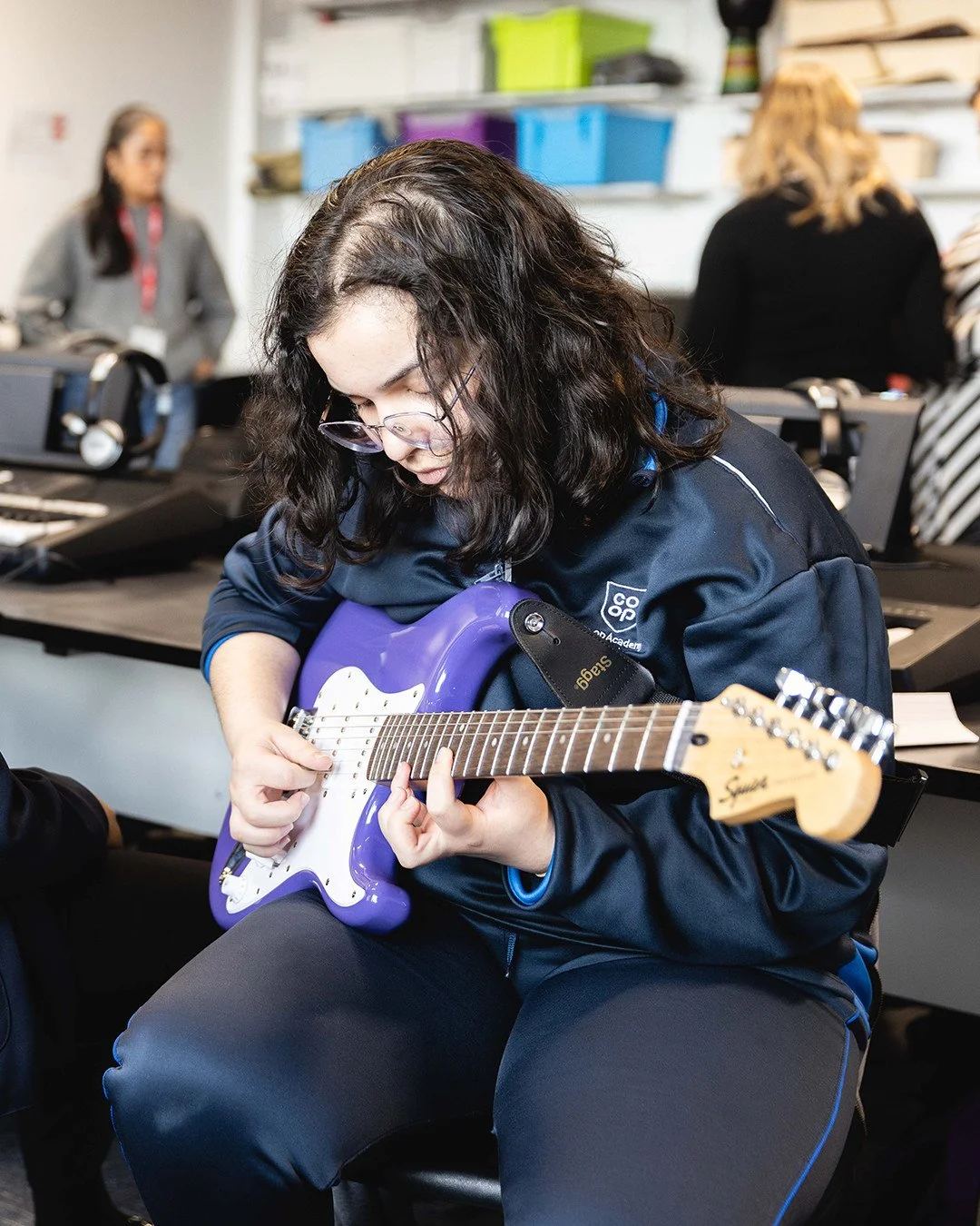 A look inside our latest Beyond the Instrument session in Manchester 🎶⁠
⁠
Together with @sonymusicuk, we welcomed @nectarwoode to @coopbellevue &mdash; where students received new instruments, shared their own performances, and heard first-hand abou