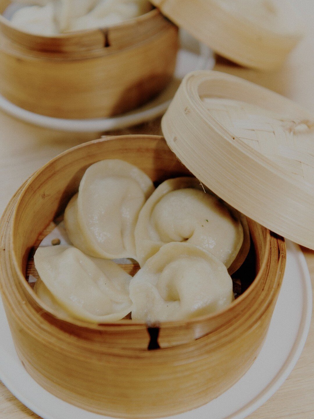 -NEW CHICKEN DUMPLING- nouveaut&eacute; &agrave; la carte &agrave; tester nos momos au poulet, huile de s&eacute;same et champignons. Une nouvelle saveur diff&eacute;rente qu'on ajoute &agrave; notre carte et que vous pourrez mixer avec nos autres ga