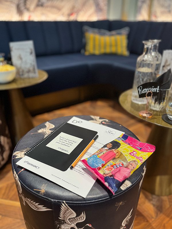 Schulungsmaterial und Gastgeschenk mit dem humorvollen Link zu Barbie und Mattel, die das Personal Branding schon vor vielen Jahren erfolgreich gestartet haben.