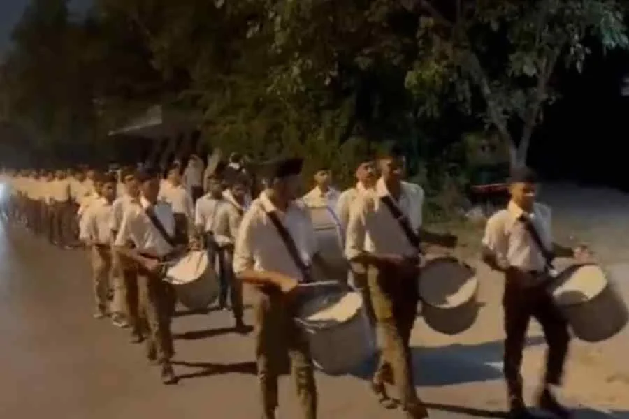 JNU: RSS cadres hold march with saffron flags and sticks, hold meeting inside campus