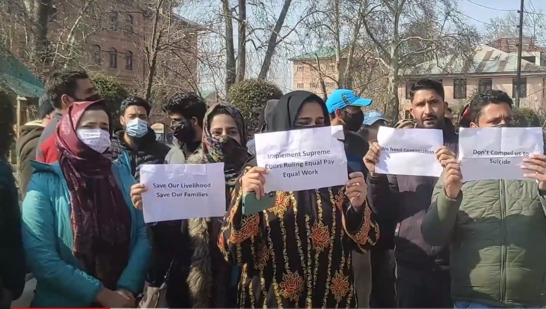 J&amp;K Contractual Lecturers Protest Govt’s ‘Guest Faculty’ Order