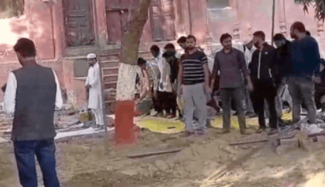 Student Wing Members form Human Chain to Shield Muslim Students Offering Namaz Outside Sealed Mosque on Lucknow University Campus