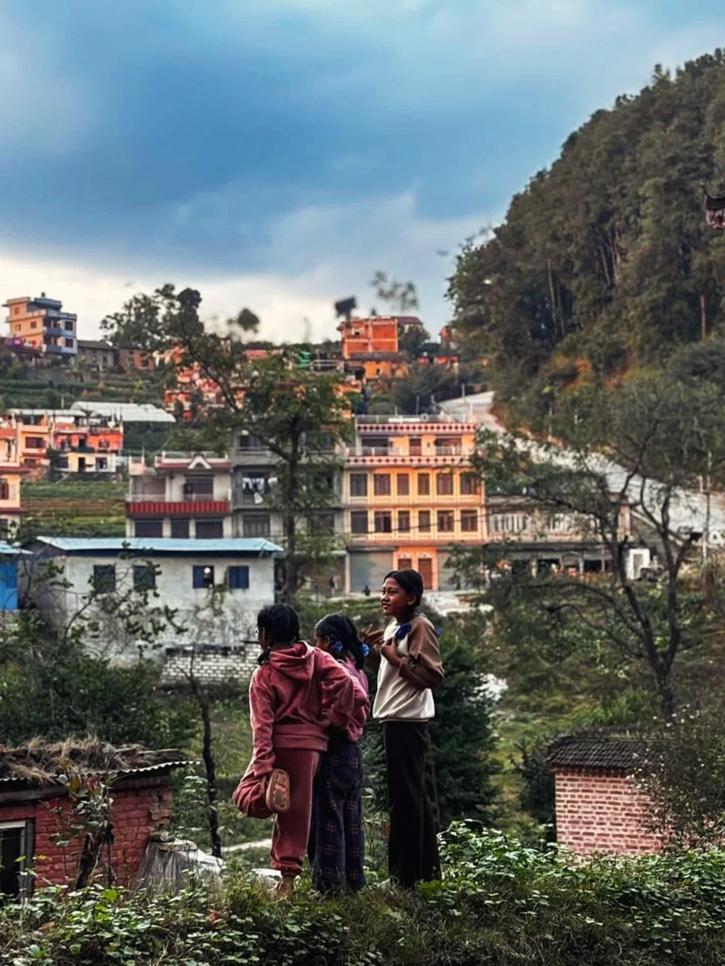 &bdquo;Just lil girls spending evening time together and living in the moment.&ldquo; ✨

Unser T&uuml;rchen Nr. 4: Ein Abend in Nepal, voller Unbeschwertheit. Momente wie diese sollten selbstverst&auml;ndlich sein &ndash; f&uuml;r alle M&auml;dchen, 