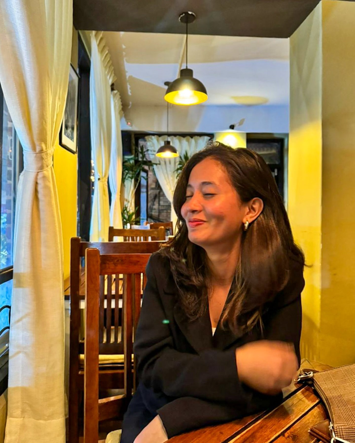 T&uuml;rchen Nr. 5 &ouml;ffnet sich f&uuml;r Ashita. Studentin, Ehrenamtliche &amp; Teamplayerin ✨

Ashita studiert Business Administration, ehrenamtlich hilft sie regelm&auml;&szlig;ig in einem Altenheim. Nicht aus Pflicht. Aus &Uuml;berzeugung.

&b