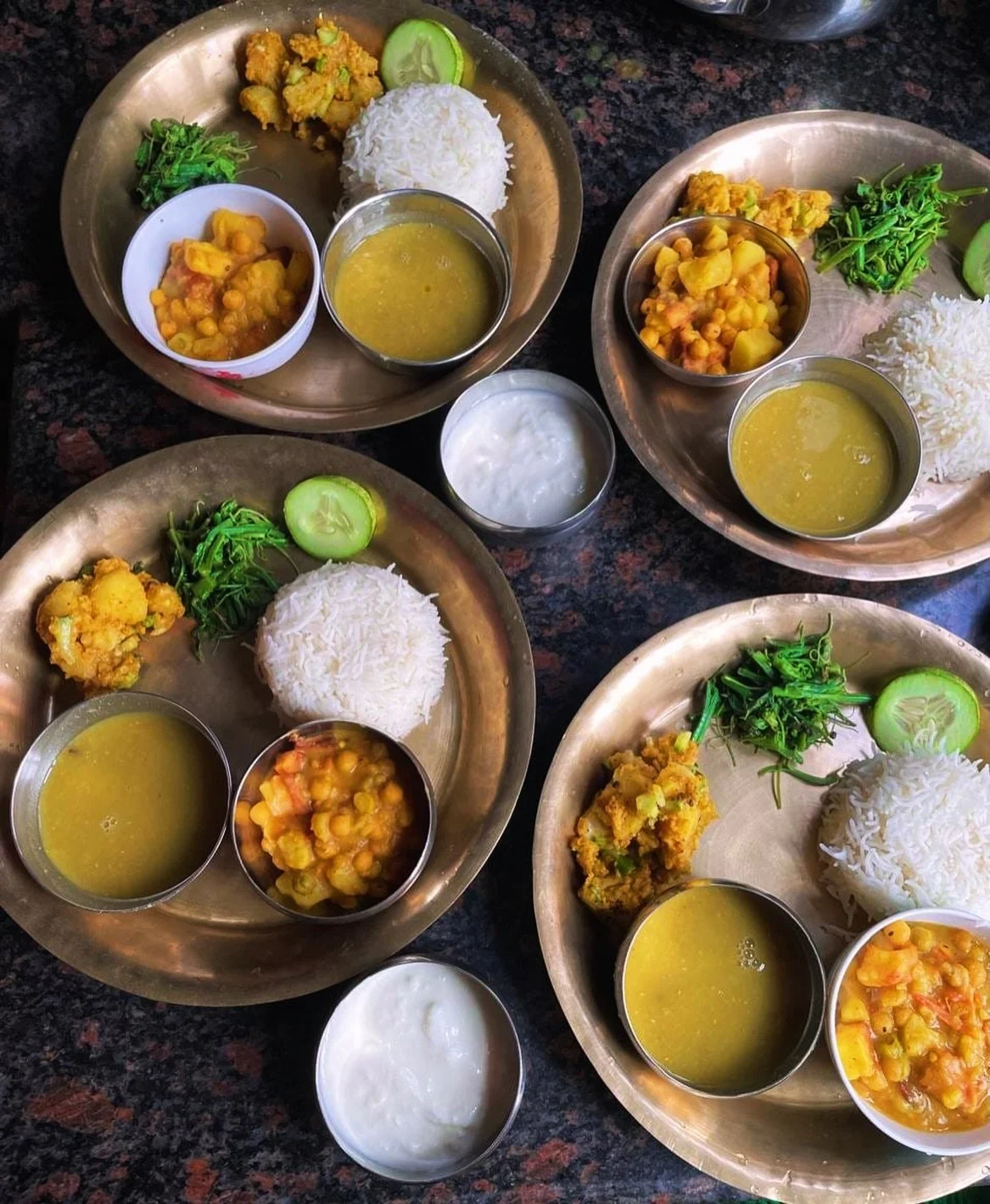 T&uuml;rchen Nr. 6 &ouml;ffnet sich mit Dal Bhat von Rojina 🍛

Hinter dem heutigen T&uuml;rchen: @roji.nakarki57 selbstgekochtes Dal Bhat mit Gem&uuml;se. Ein nepalesisches Gericht, das in Nepal zu jedem Alltag geh&ouml;rt &ndash; nahrhaft, wohlig, 