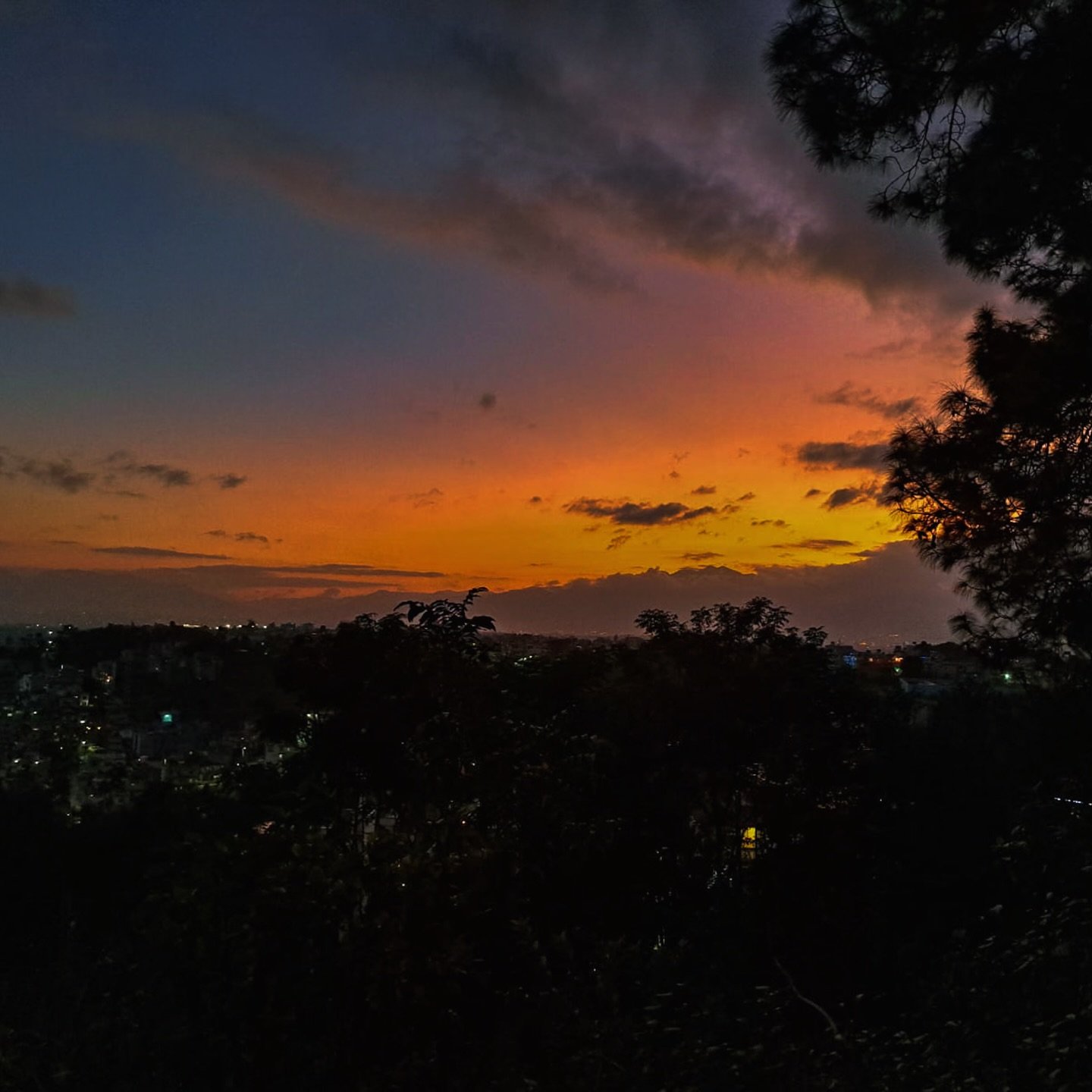 Auch ein harter Tag darf gut enden. T&uuml;rchen Nr. 8 &ouml;ffnet sich mit Ashitas Sonnenuntergang 🌅 

&bdquo;Es gibt noch so viel zu entdecken und zu tr&auml;umen.&ldquo; 

Jedes Mal, wenn Ashita hier ist, sp&uuml;rt sie diese sanfte Mischung aus 