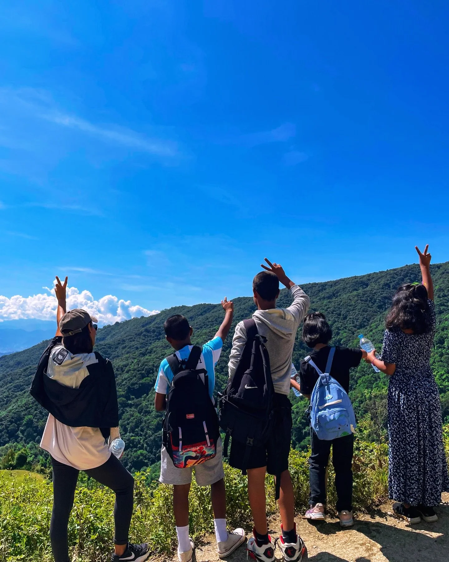 T&uuml;rchen Nr. 9. Der Mut zum Jetzt. 🌍

Ashita aus Nepal erinnert uns heute daran, worum es wirklich geht. Nicht um das Warten auf bessere Zeiten. Sondern um das Tun.

Sie schreibt: &bdquo;Wir leben, um zu lernen. Um zu wachsen. Um zu entdecken. W
