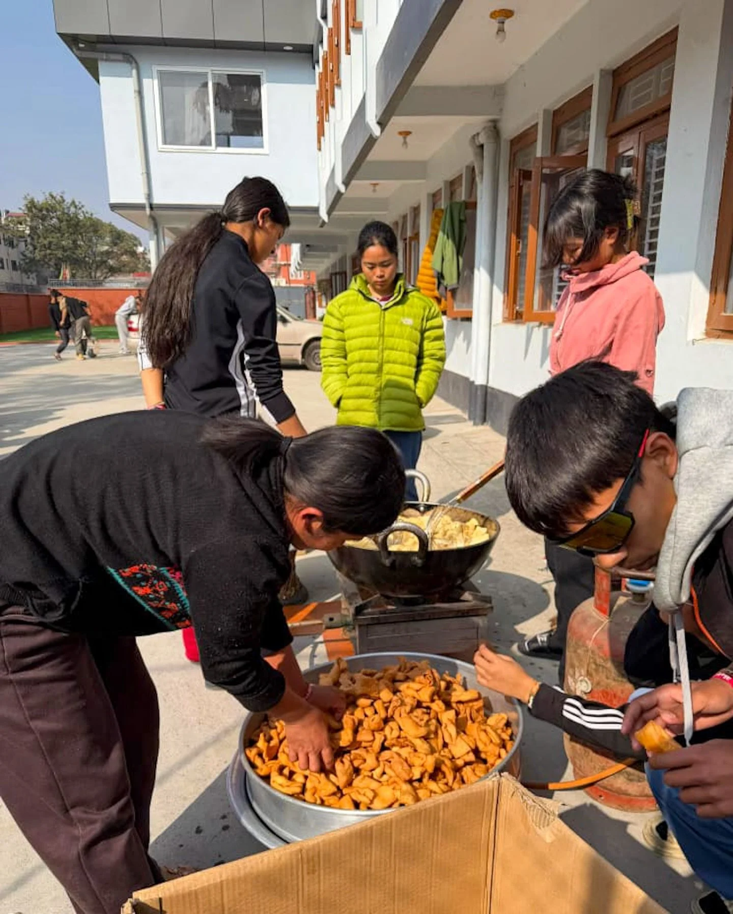 WhatsApp-Ping aus Nepal &ndash; die Khapse-Season ist offiziell er&ouml;ffnet! 📱✨

Ashita hat uns diese Bilder aus der Outdoor-K&uuml;che geschickt: Die Vorbereitungen f&uuml;r Lhosar laufen auf Hochtouren, es werden unz&auml;hlige Khapse gebacken. 