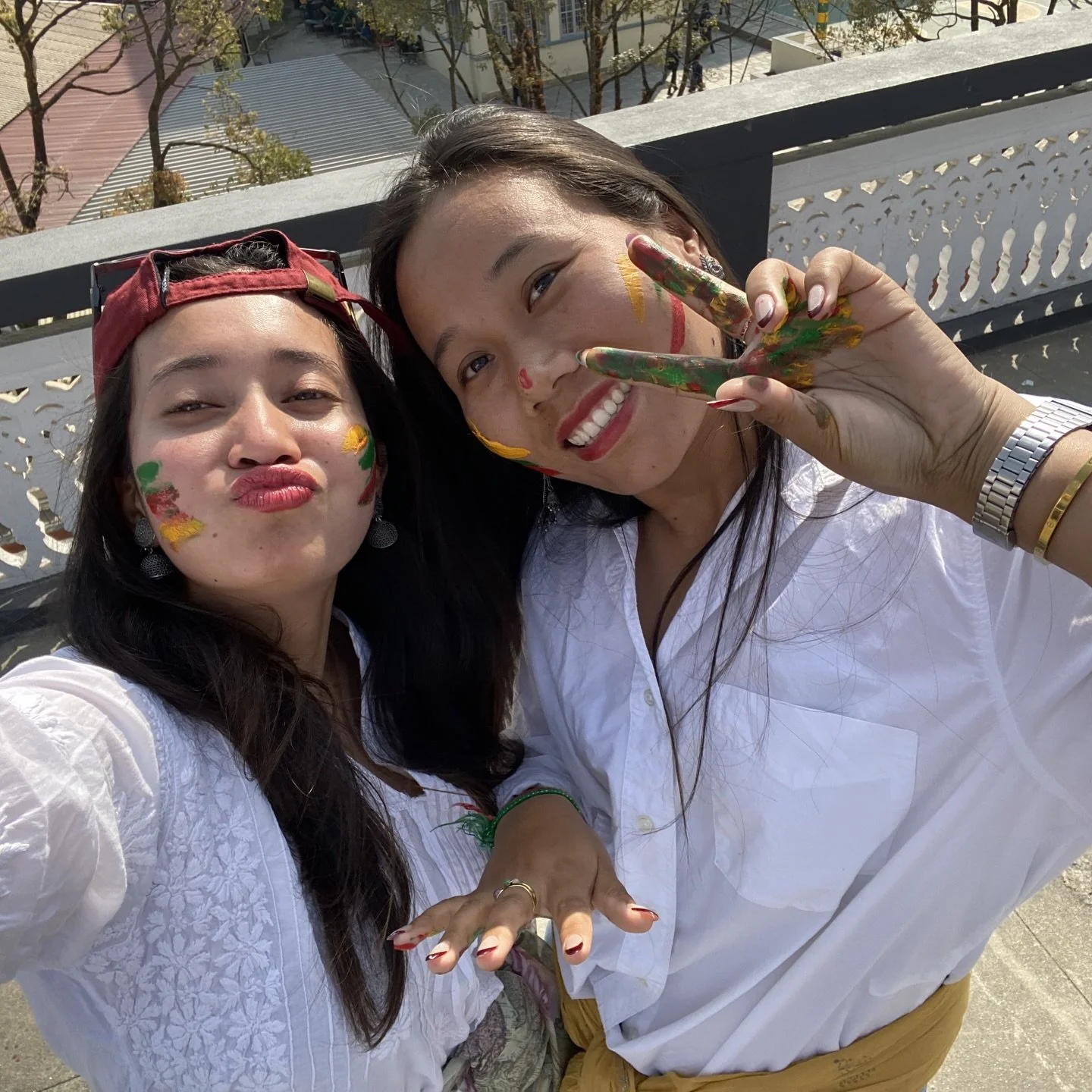 Holi in Nepal 🎨🌸✨

Das bedeutet: Fr&uuml;hling. Neubeginn. Leichtigkeit. Und der zentrale Wunsch: M&ouml;ge das Gute gewinnen.

Neubeginn hei&szlig;t auch: zur Schule gehen k&ouml;nnen, sicher leben, selbst entscheiden. Daf&uuml;r setzen wir uns ei