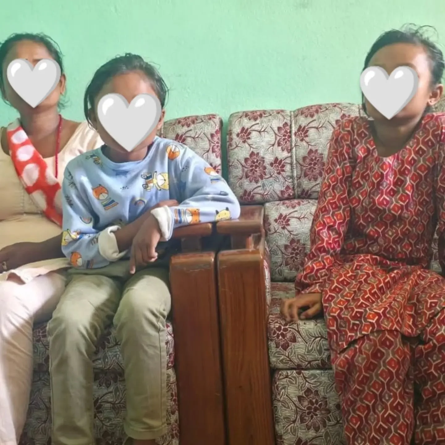 F&uuml;r zwei junge M&auml;dchen beginnt heute ein neues Leben. Nach dem Verlust ihrer Mutter und einem t&auml;glichen, hochgef&auml;hrlichen Schulweg von drei Stunden, sind Suna (7) und Puja (9) heute endlich am Ziel: Kathmandu.

W&auml;hrend ihr da