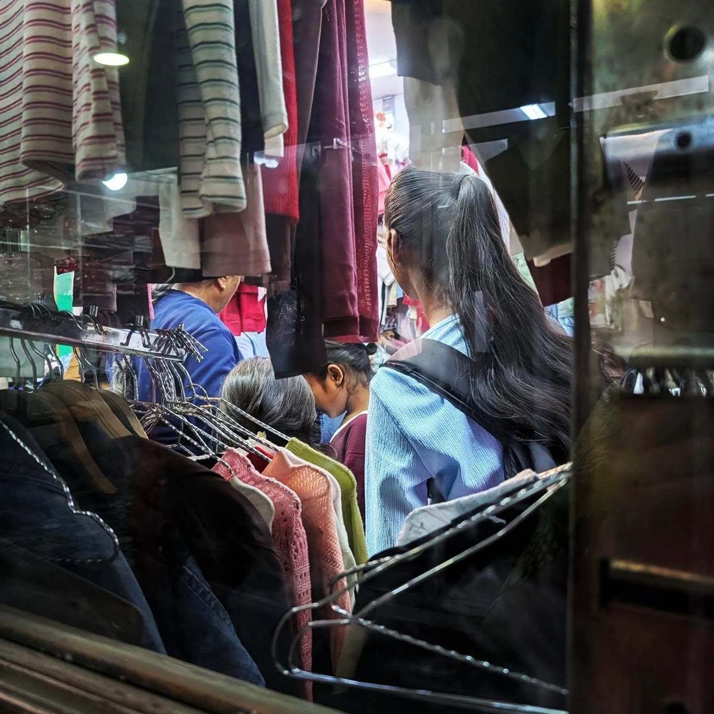 &bdquo;Lass uns gehen, wir haben alles." &ndash; Suna heute beim Einkaufen. 😅

Sie hat beim Shoppen der Erstausstattung komplett das Kommando &uuml;bernommen. Ich hab mich drau&szlig;en hinterm Kleiderst&auml;nder versteckt, damit die Ladenbesi