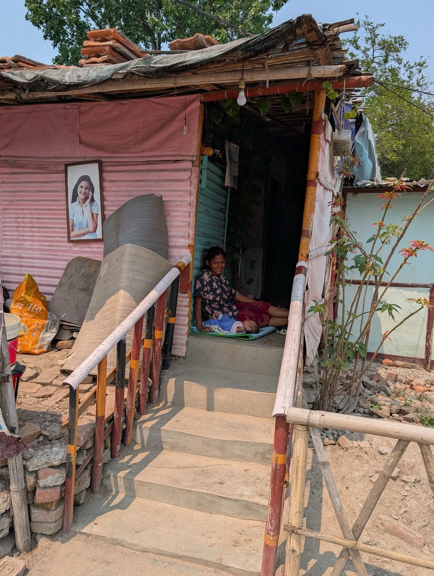 Eigentlich wollte ich euch von der unglaublichen St&auml;rke am Ufer des Bagmati erz&auml;hlen. 

Von 400 Menschen auf engstem Raum. 117 Kinder. Einem Fluss, dessen Wasser grau und z&auml;h in der Hitze stinkt. Einer Schule, kaum gr&ouml;&szlig;er al