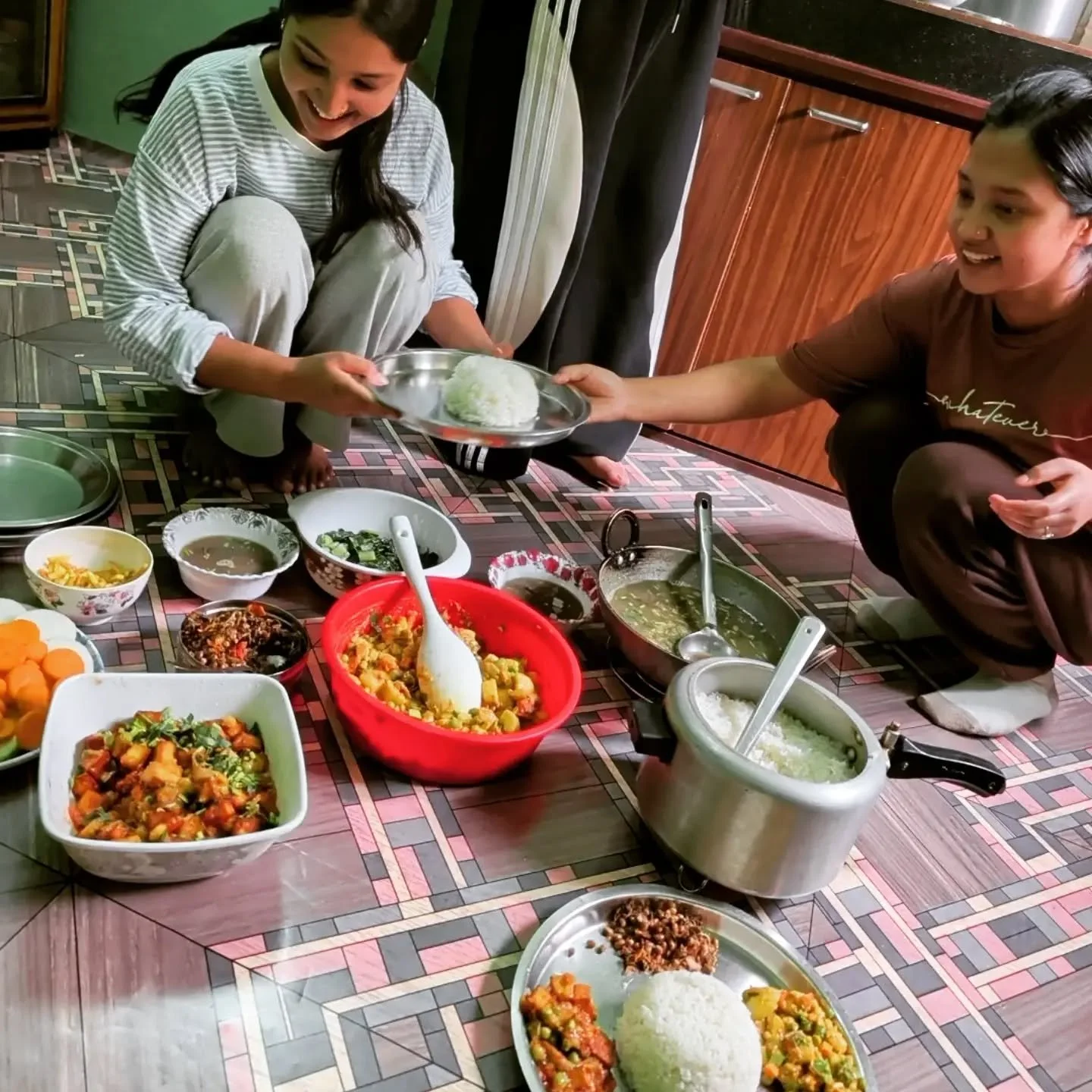 Zwischen den verstopften Stra&szlig;en Kathmandus liegt eine kleine Wohnung voller Tr&auml;ume &ndash; und sechs Geschwister, die sie leben. 🏠🇳🇵

Gestern wurde ich dort von ihnen gleich zwei Mal f&uuml;rstlich bewirtet und habe zum ersten Mal Pani