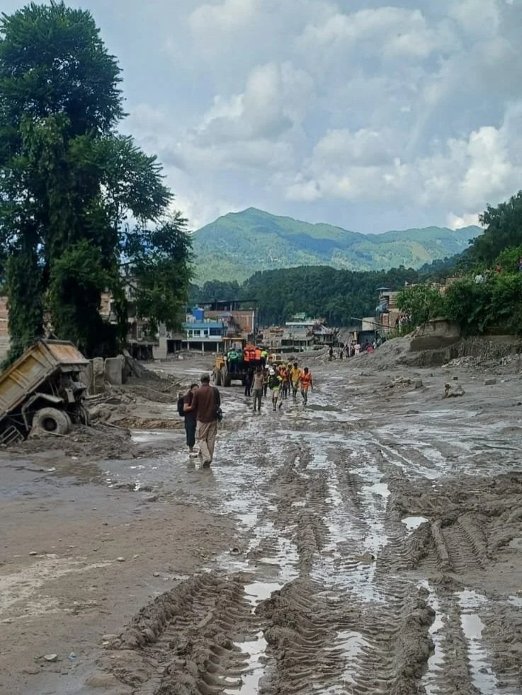 schlamm und Aufräumarbeiten in Nepal nach der Flut