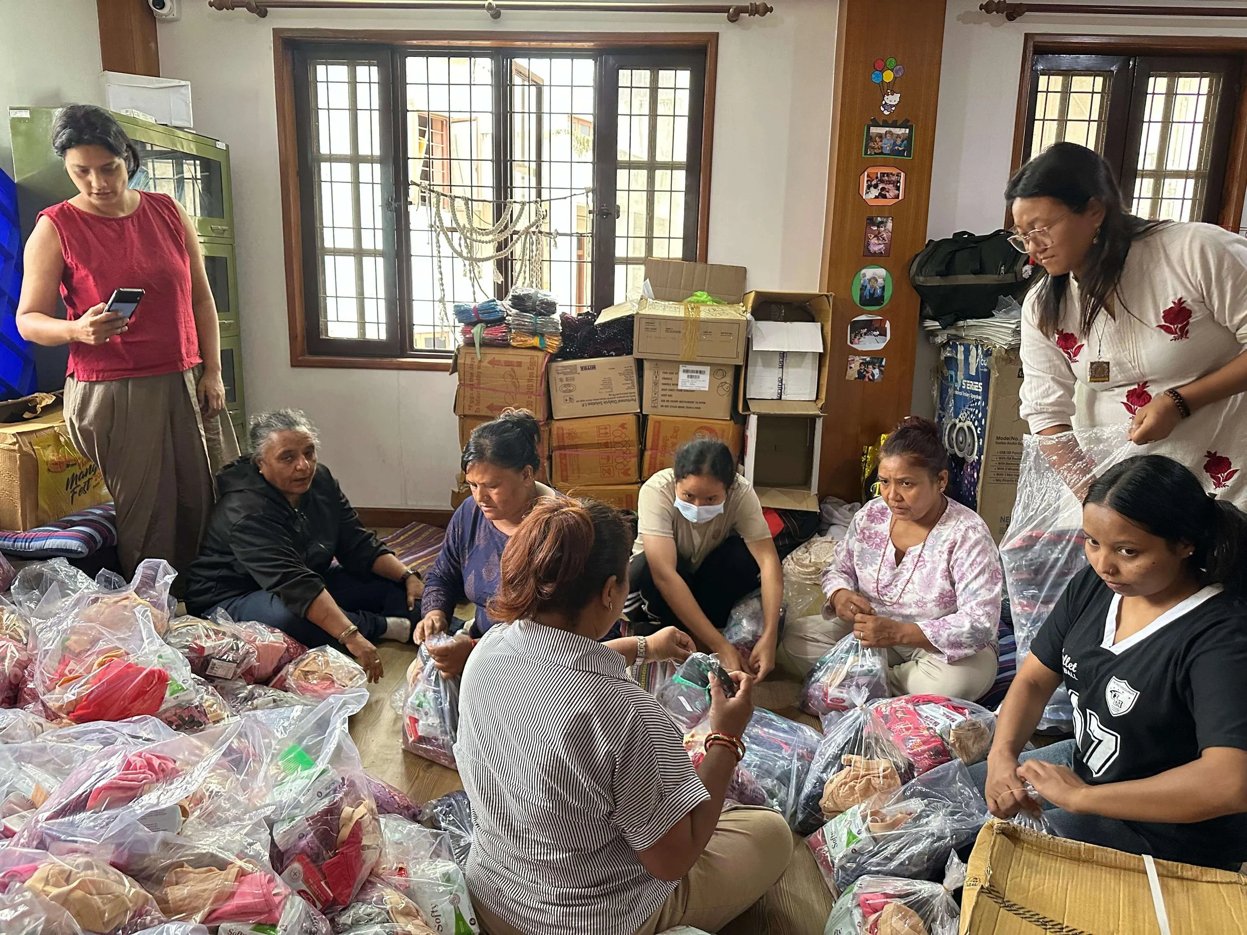 Mitarbeiterinnen von Change Action Nepal packen Hilfspakete für Frauen in Rasuwa und Nuwakot.