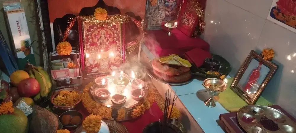 Festlich geschmücktes Haus während Tihar in Kathmandu