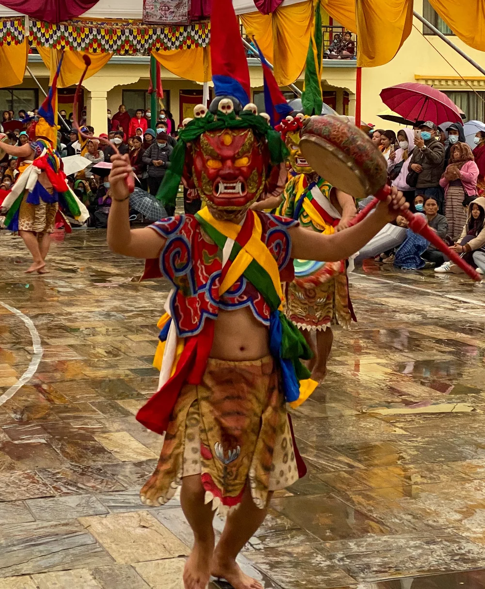  Maskentänze sind unfassbar beeindrucken. Hier wurde zu Ehren des Rinpoche Day 2023 im Shechen Kloster getanzt.  Foto: © Janine Beck  