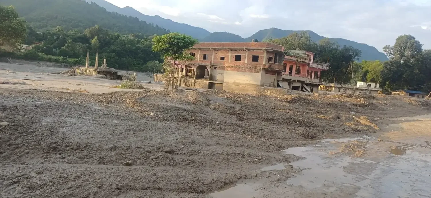 Von Schlamm und Geröll umgebene Gebäude nach der Sturzflut in Nepal.