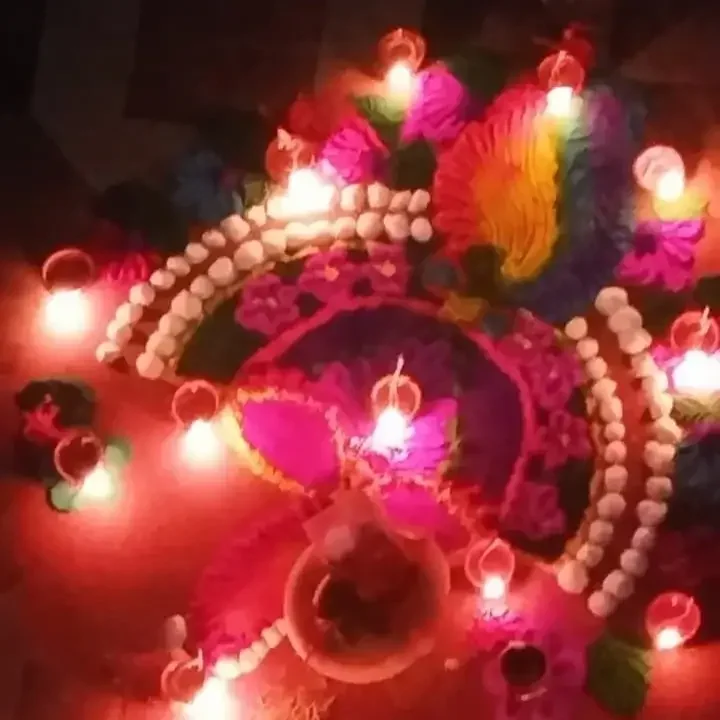 Rangoli aus Farben und Blütenblättern als Dekoration für Tihar in Kathmandu