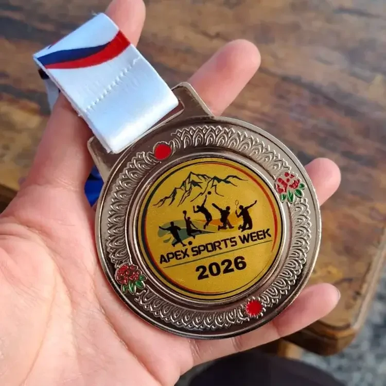 Nahaufnahme einer silbernen Medaille der Apex Sports Week 2026 in Kathmandu, gehalten von Ashita Tamang.