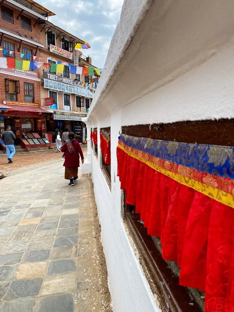 Gebetsmühlen entlang der Stupa