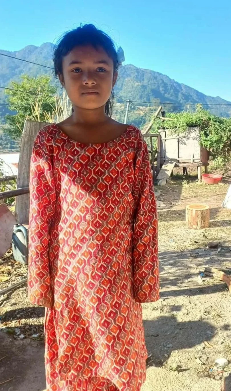 Puja vor ihrer Heimat in der Bergregion Ashrang, Nepal