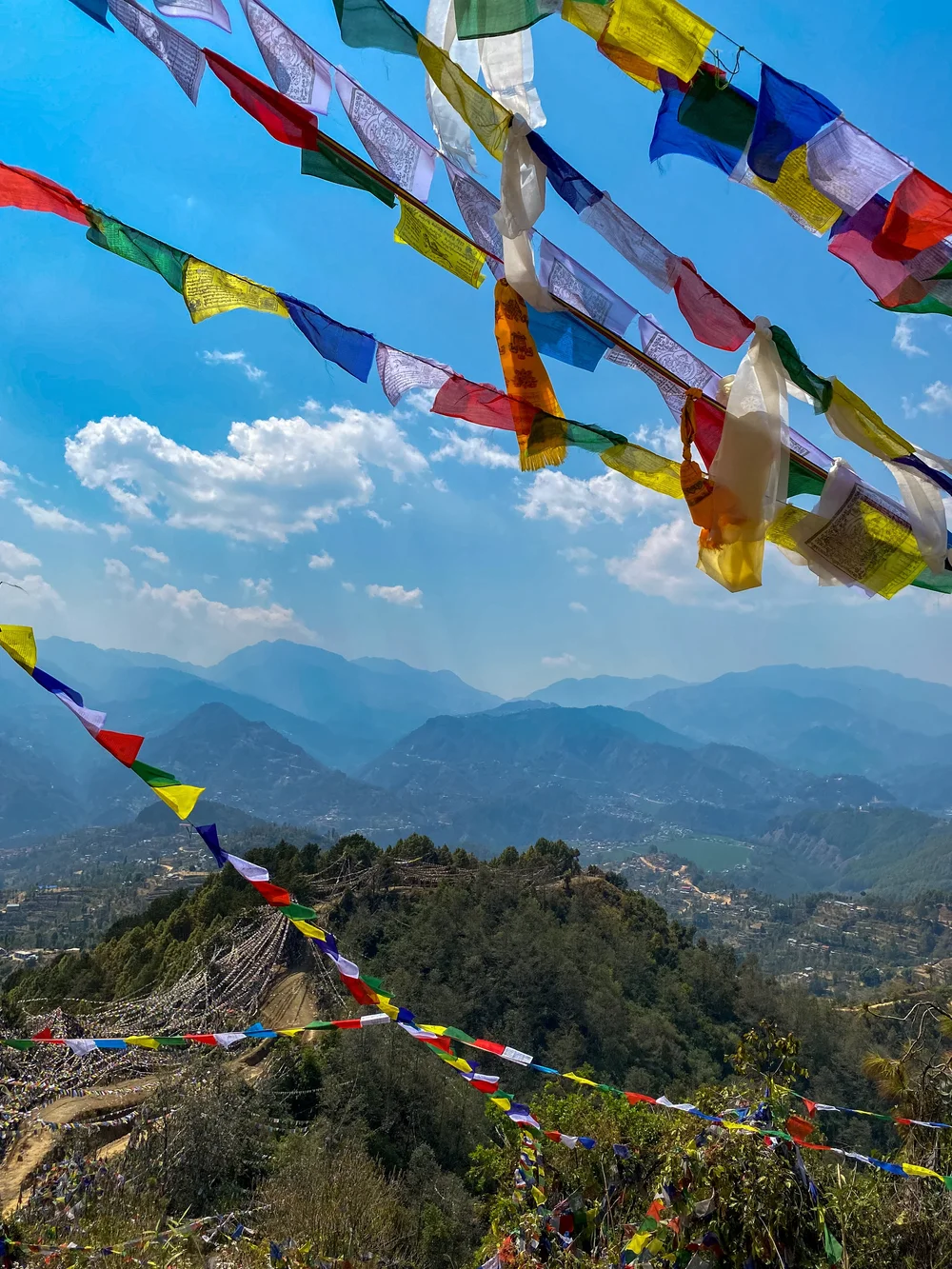  Tibetische Gebetsflaggen in Namo Buddha. 