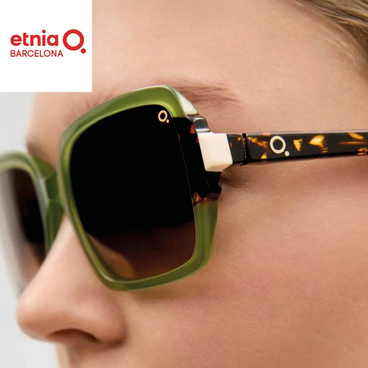 Solaires et optiques nées sous la lumière de l'Espagne. Un look affirmé, coloré et positif !