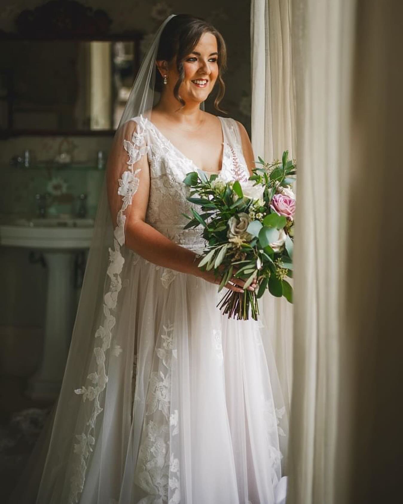 REAL BRIDE ALERT! 🌟

Check out our stunning Divinity bride, Claire, on her big day! 😍 You looked absolutely stunning, Claire! We had so much fun helping you find your dream dress and making sure your girlies found their perfect bridesmaid dresses t