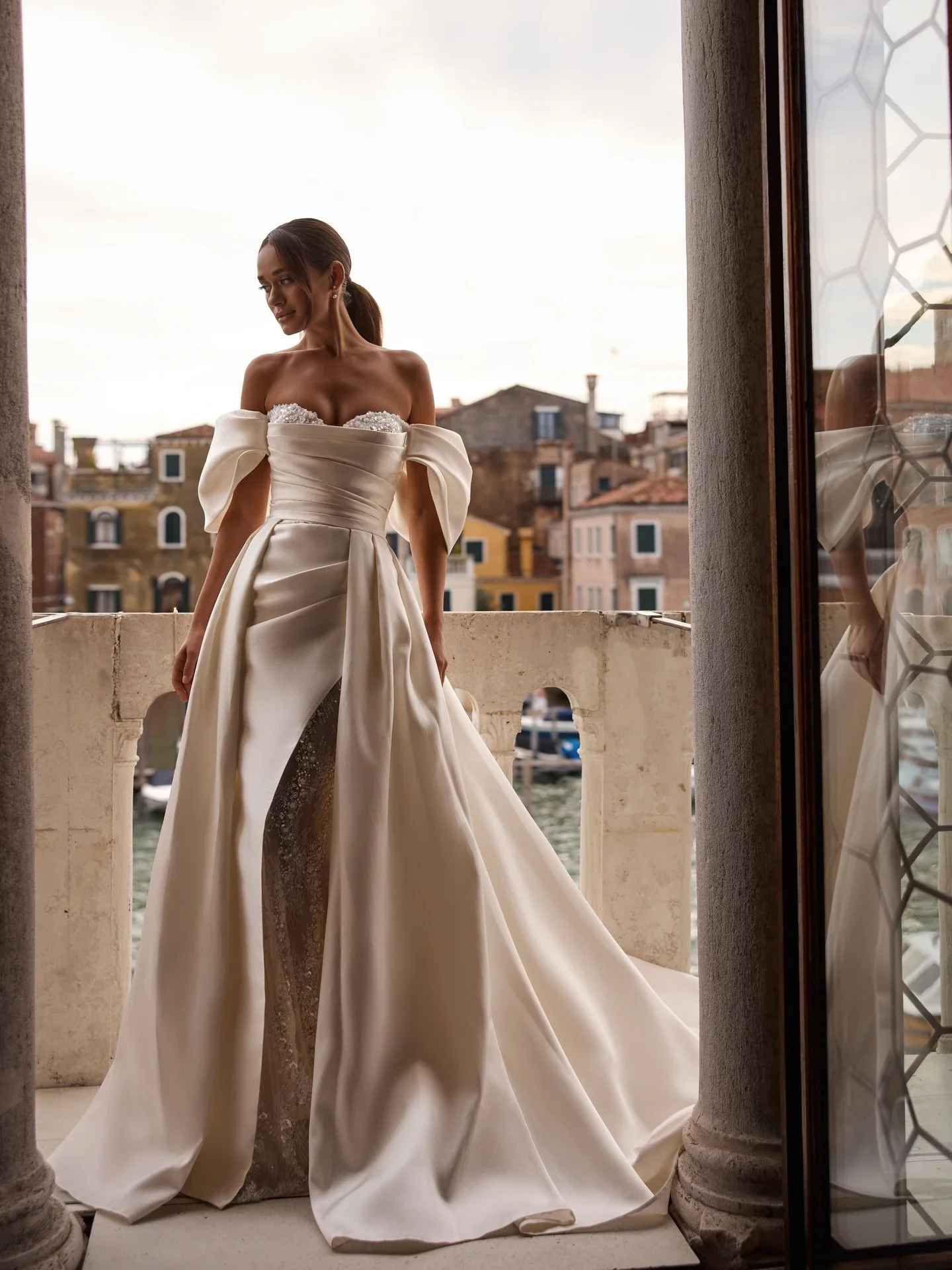 If you&rsquo;re a bride who wants glamour, structure, sparkle and drama all in one&hellip; Baily is the moment 🤍✨

That sculpted mikado, the beaded lace peeking through the slit, the figure-hugging fit, the detachable sleeves and the removable overs