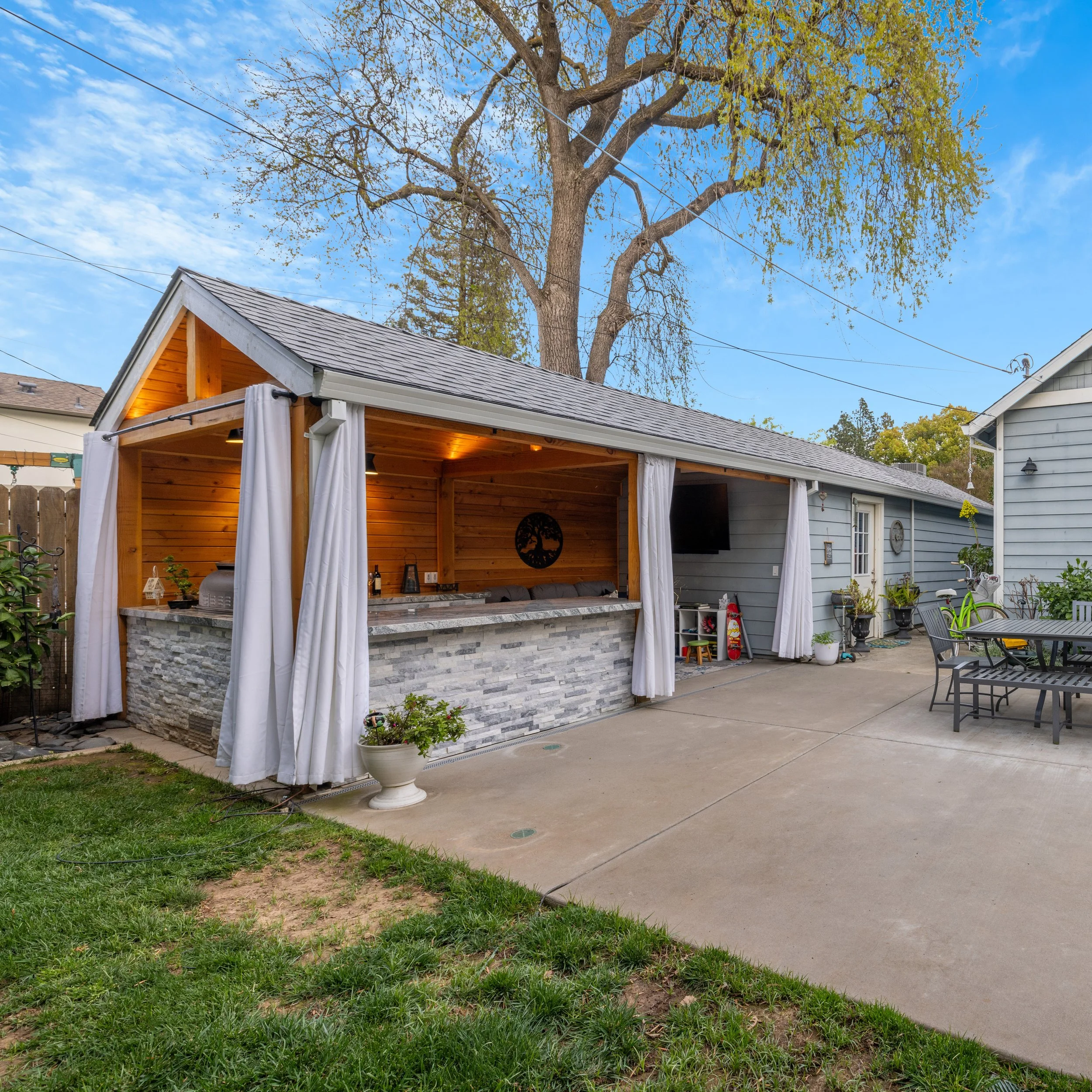 1132 58th St_Outdoor Kitchen_16.jpg