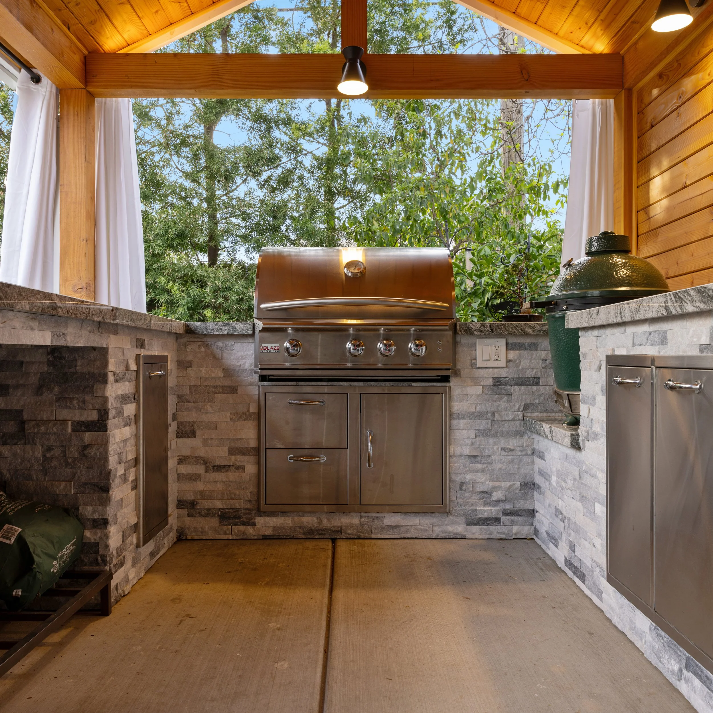 1132 58th St_Outdoor Kitchen_12.jpg