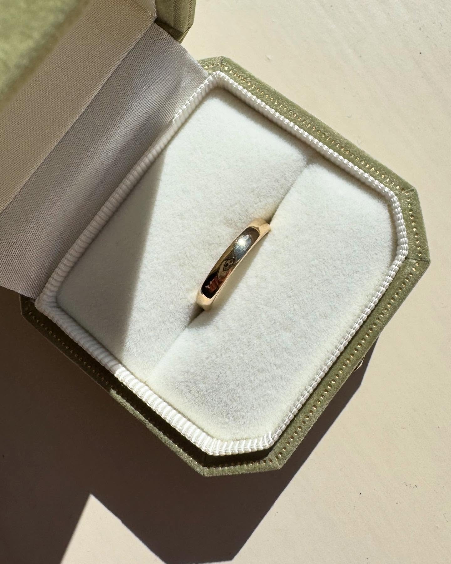 The classic yellow gold wedding band. Proof that sometimes, simplicity is best.

If you&rsquo;re looking for a beautifully crafted gold or platinum wedding band, I&rsquo;d love to help you find the perfect one. Made in Britain using recycled metals, 