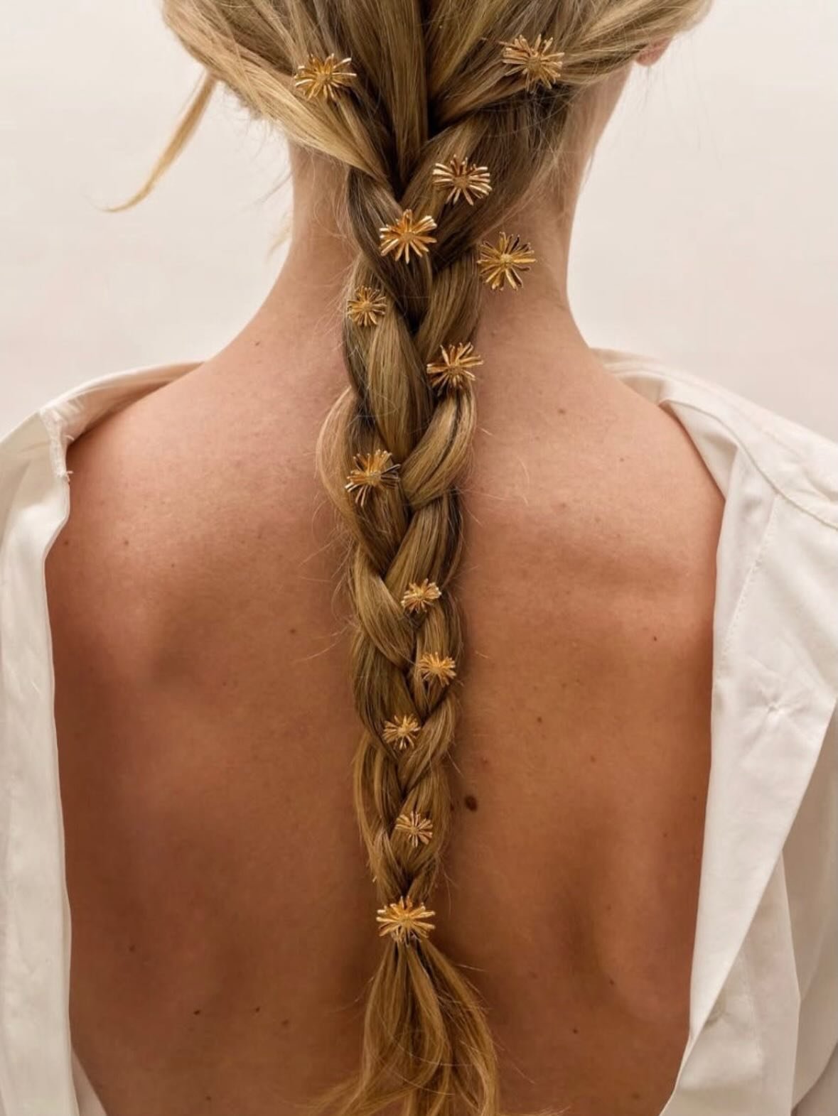 Daisy chain for your hair

By @leletny