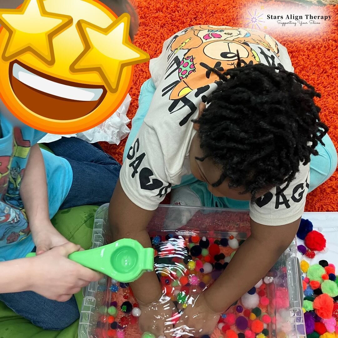 We LOVED playing with this sensory bin inspired by @aplayfilledlife. 💧Water play is a fun way to keep kids engaged and encourage them to use their imaginations. Squeezing the pom poms with their hands and the juicer was a fun was to practice those f