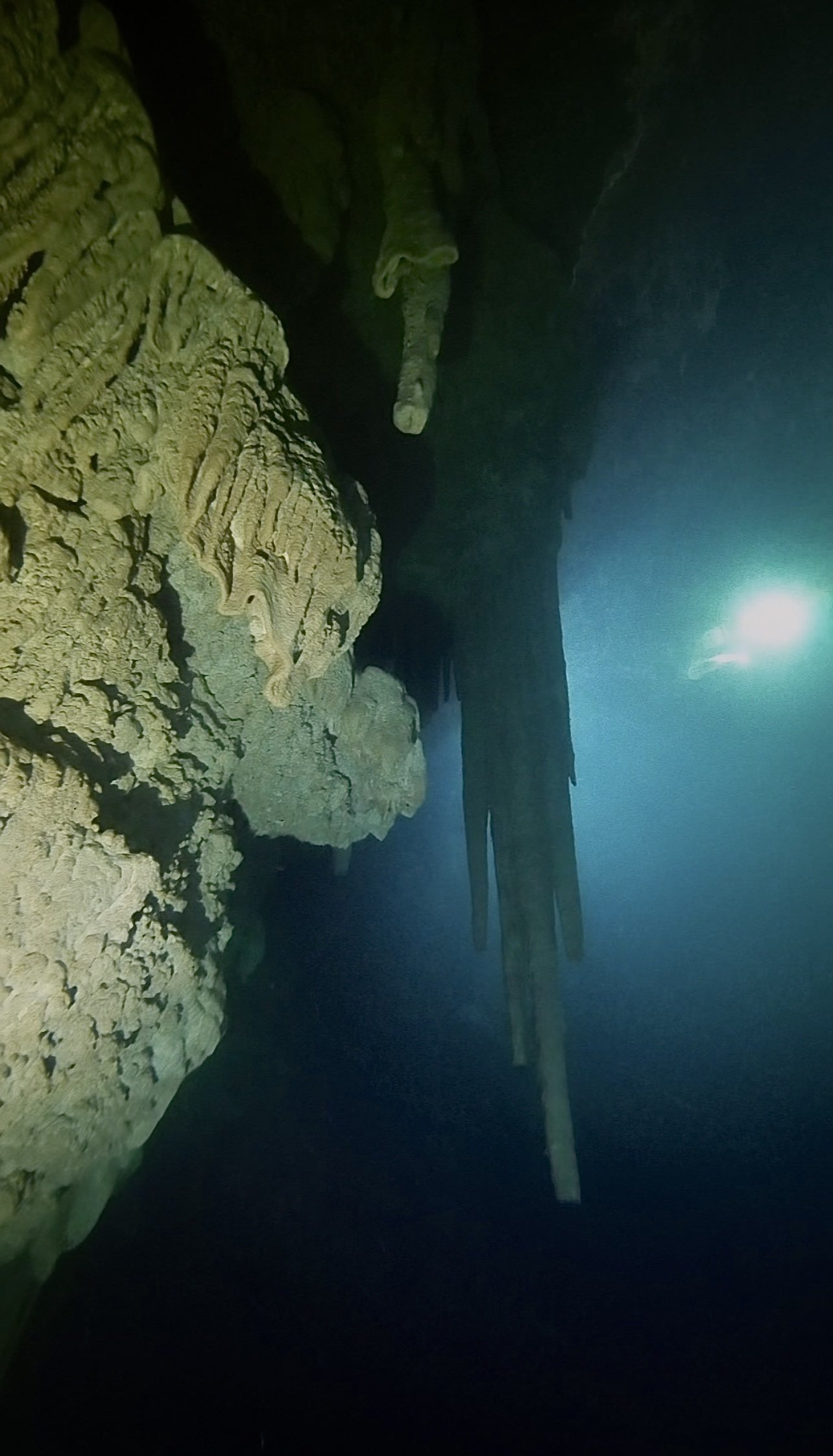 KinHa.light.stalactites.jpeg