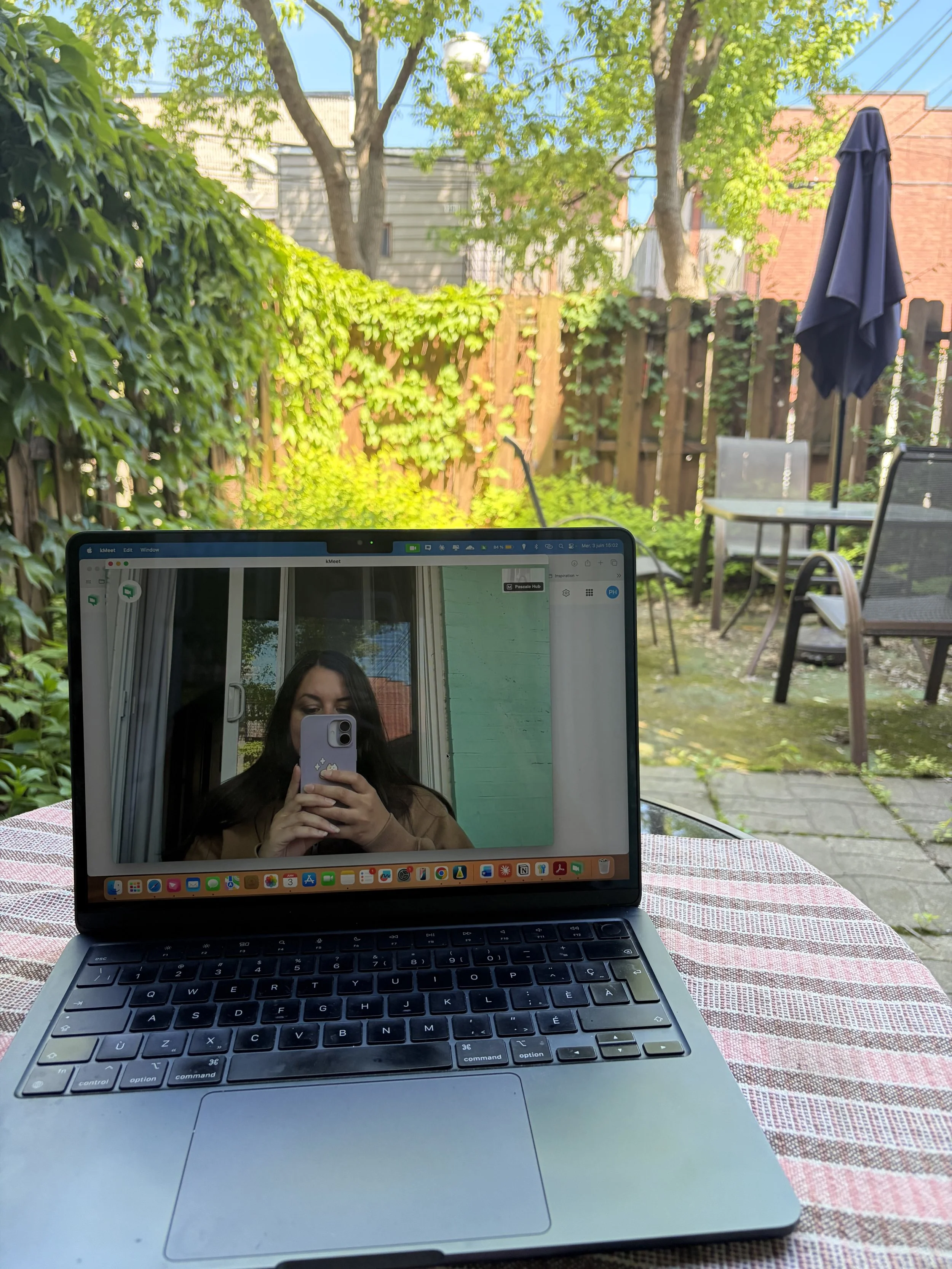 Ghostwriter en attente d'un appel ordinateur dehors