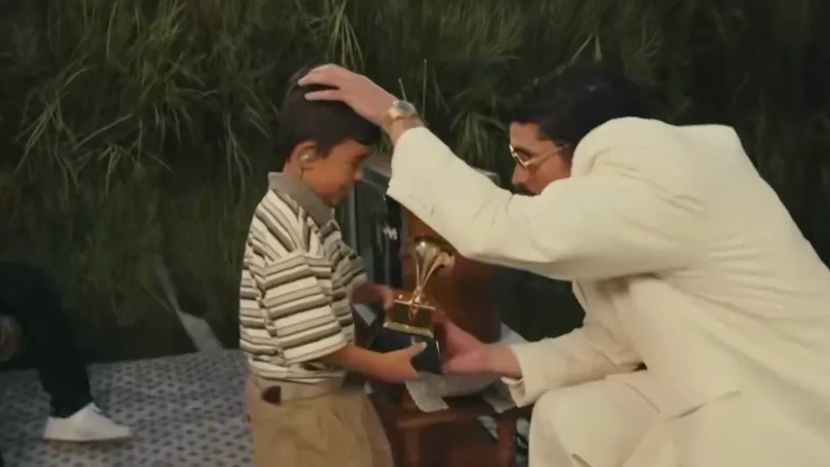 Bad Bunny superbowl storytelling petit garçon trophée