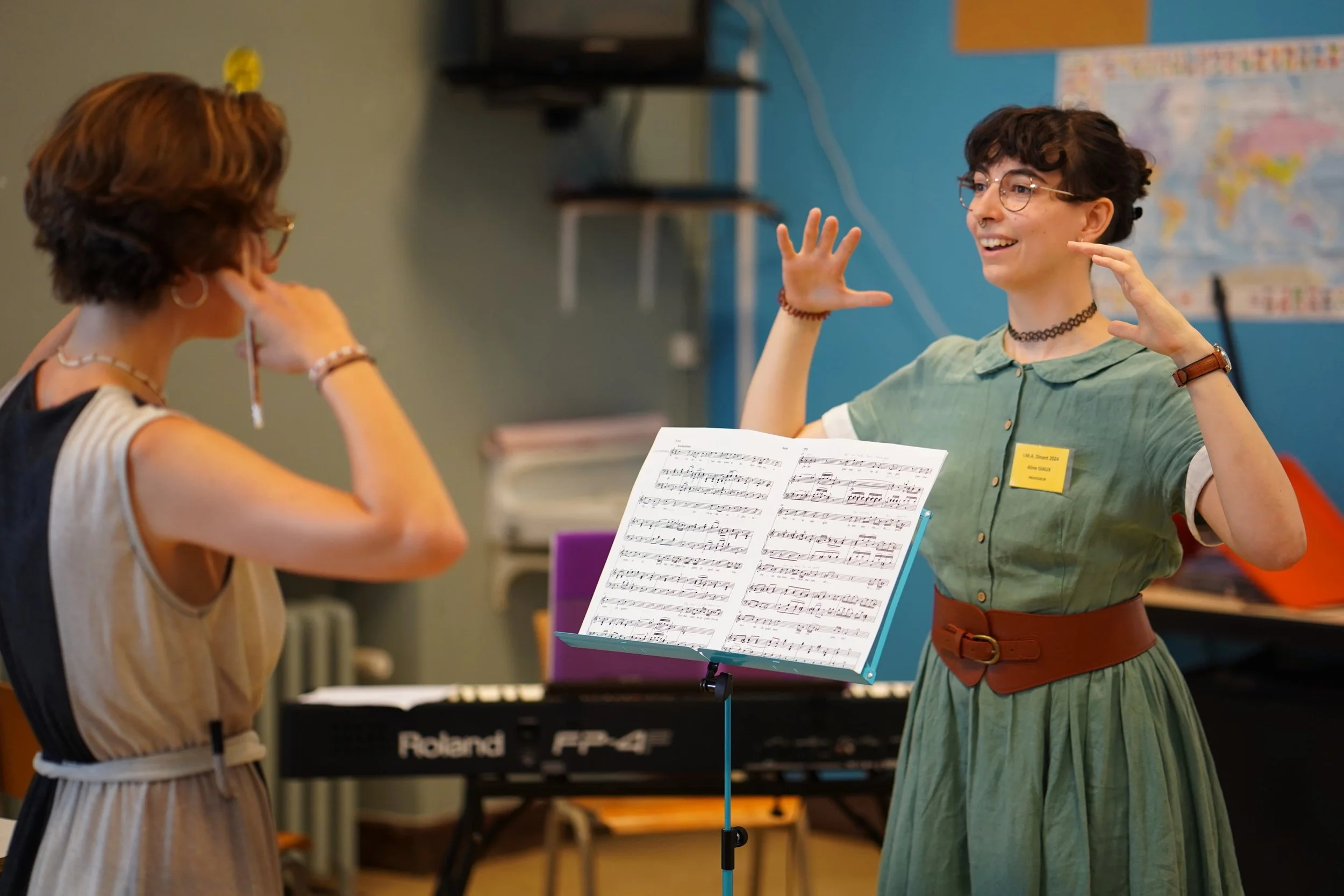 Aline Giaux donnant un cours de chant à l'Académie internationale de musique de Dinant