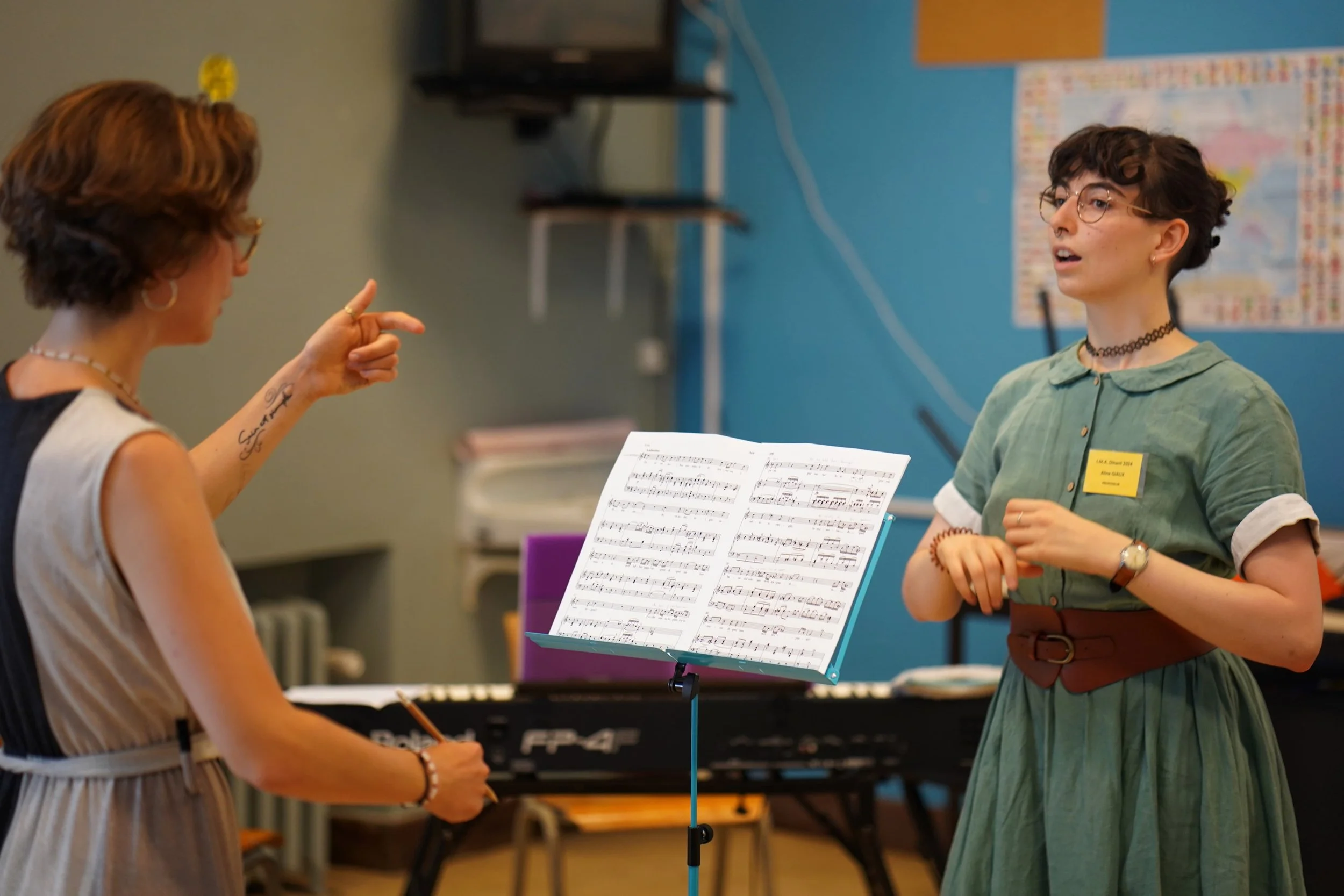 La soprano Aline Giaux démontre un exercice vocal à une élève
