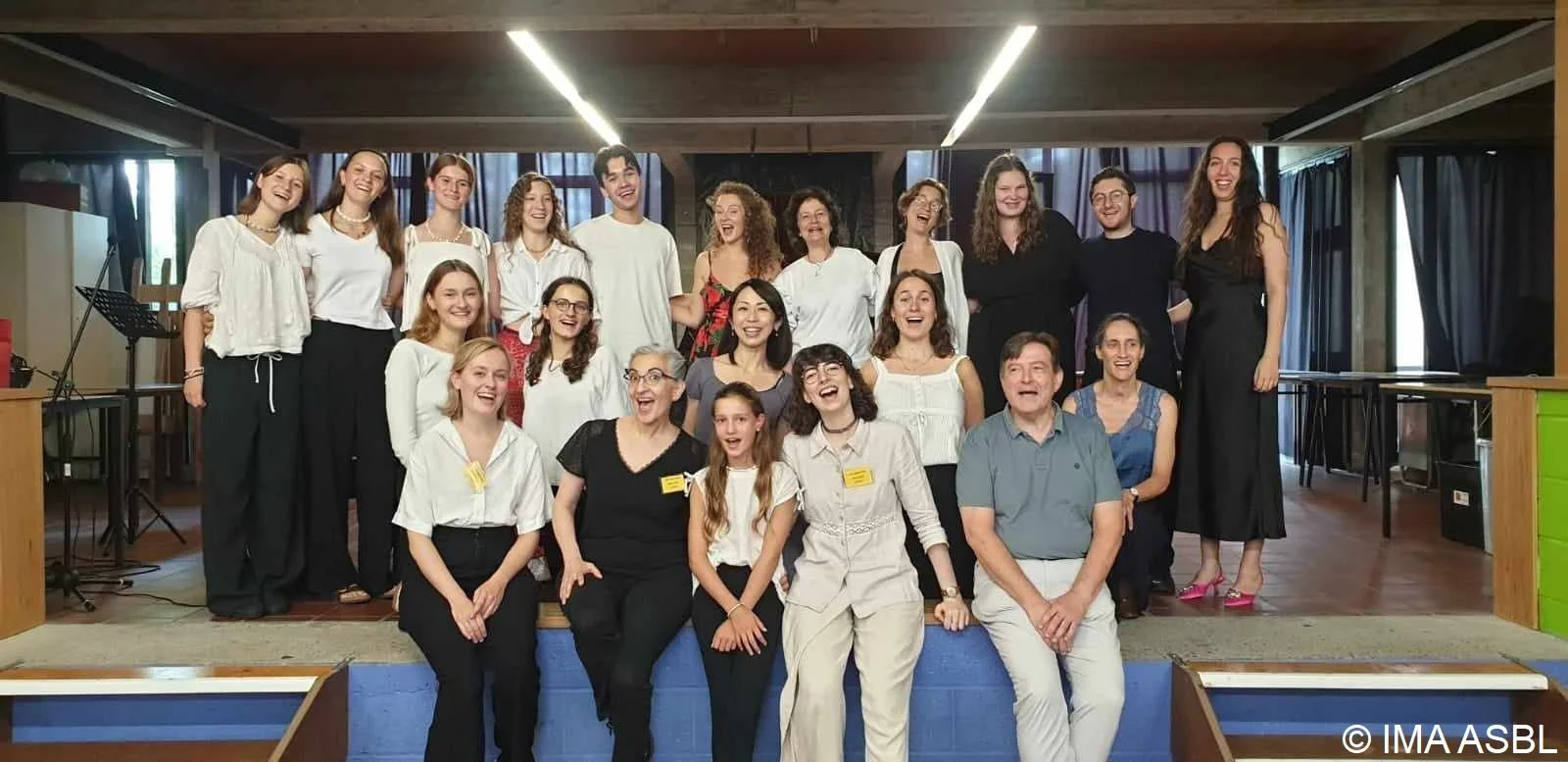 Photo de groupe des chanteurs et professeurs de l'Académie internationale de musique de Dinant