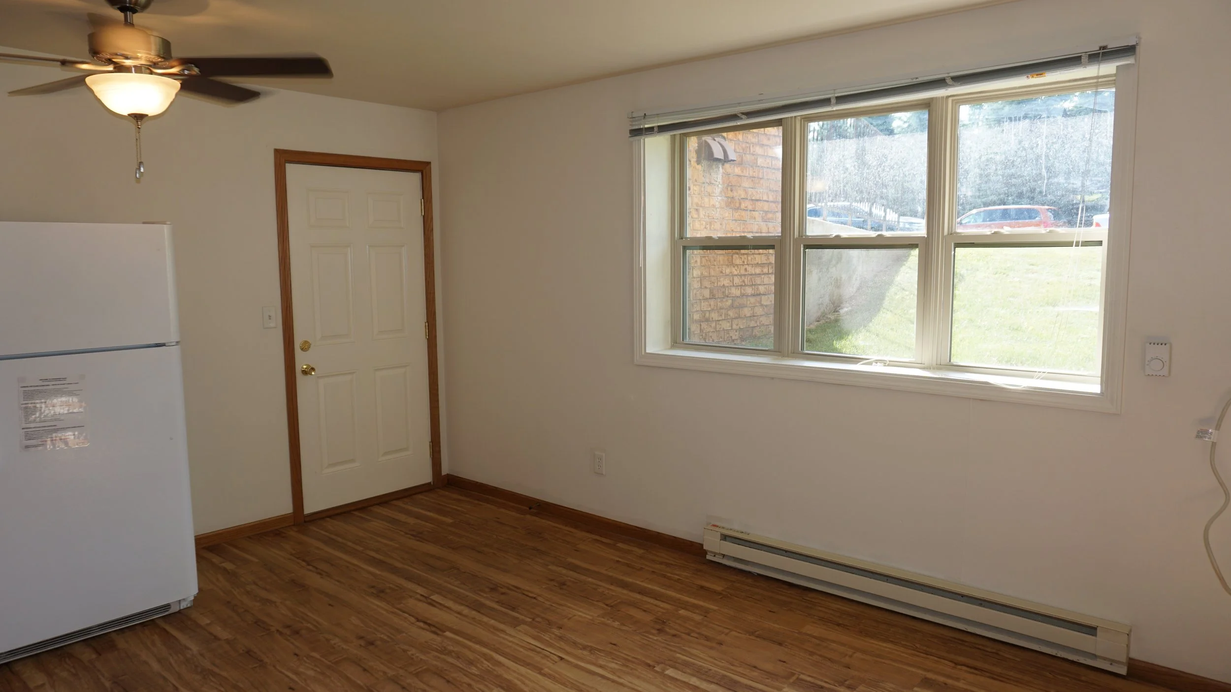 851-12 Entrance- LR windows.JPG