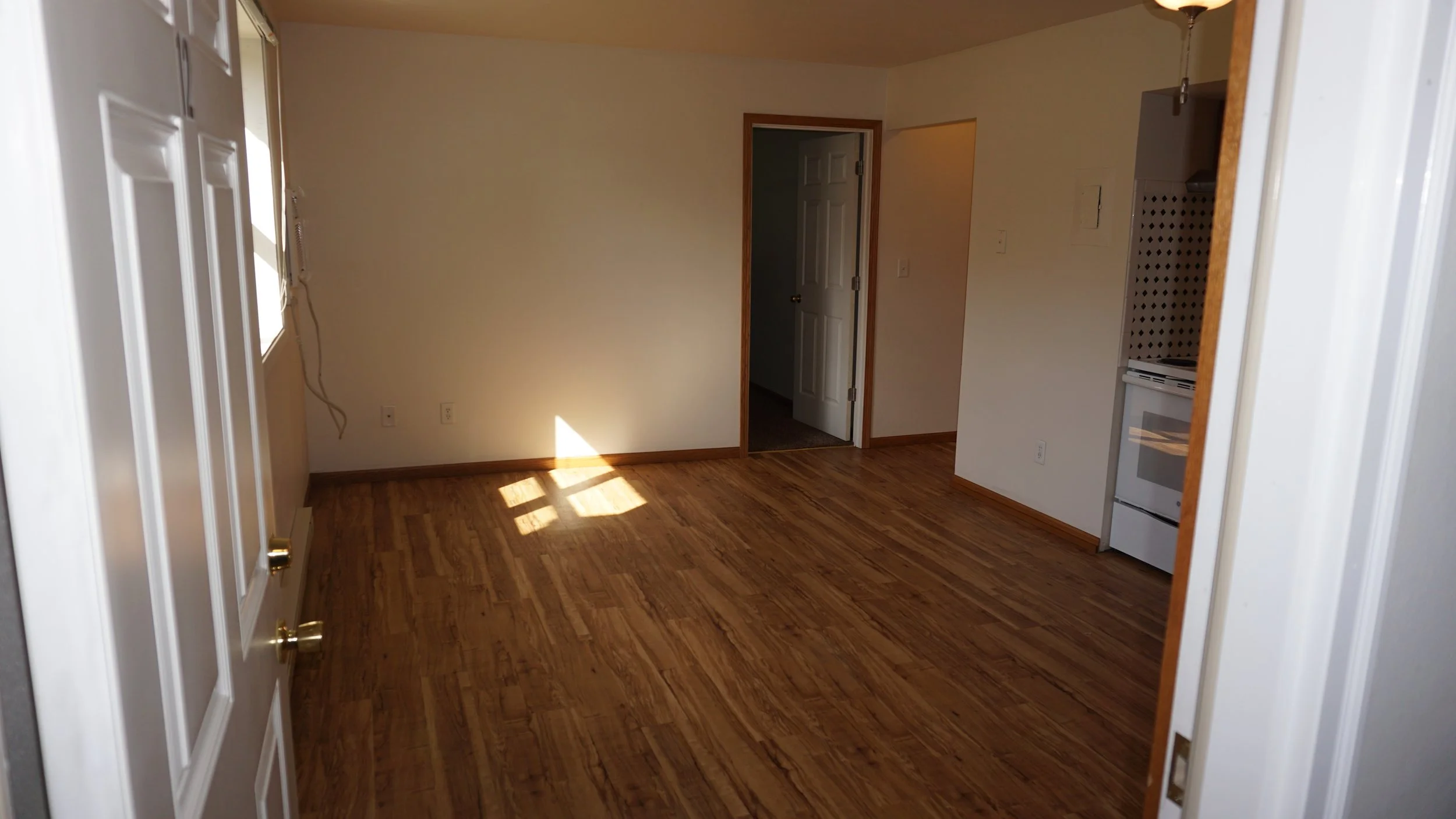 851-12 LivingRoom.JPG
