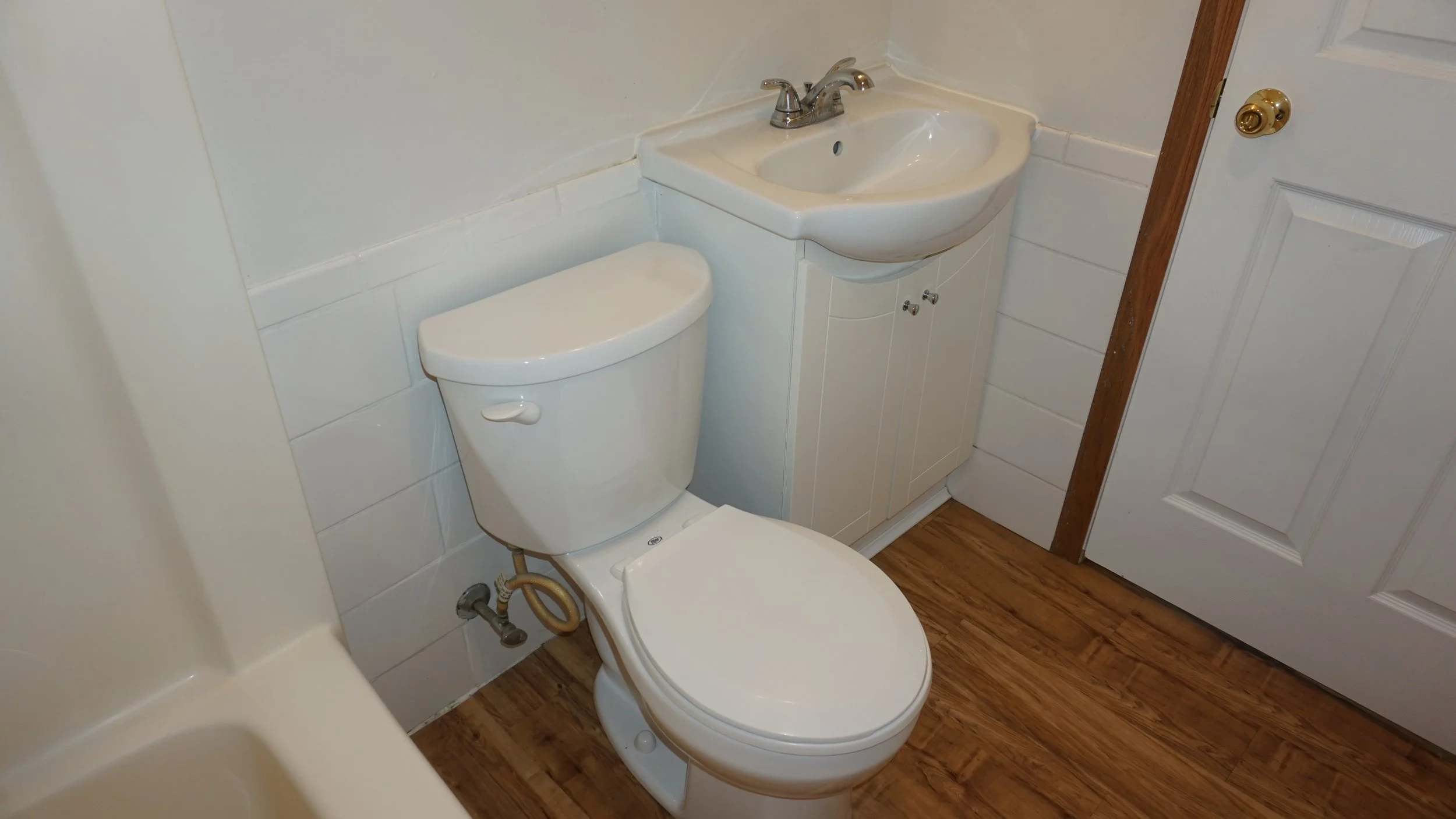 851-12 Bathroom3.JPG