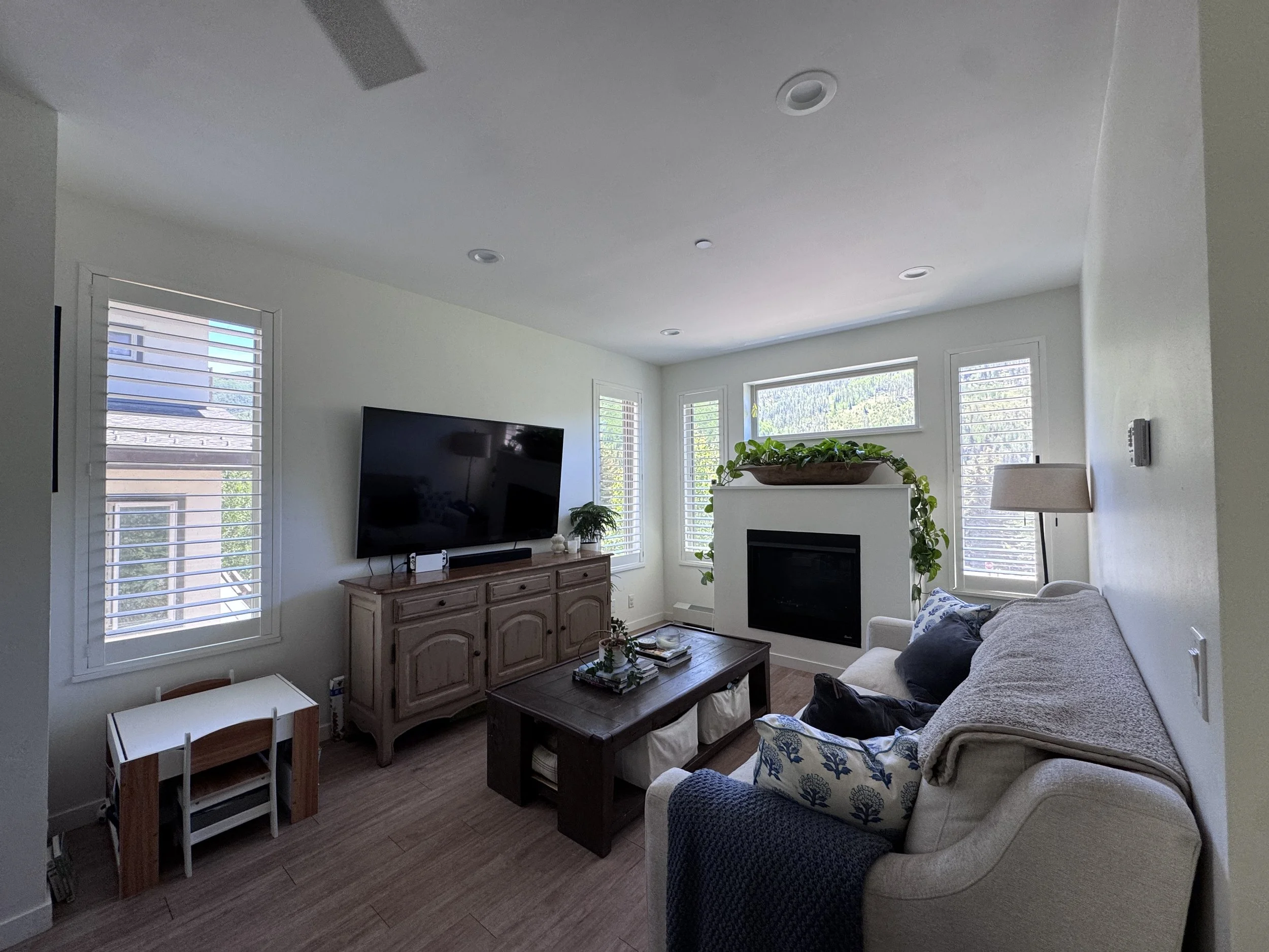 03 Living Room 01.jpg