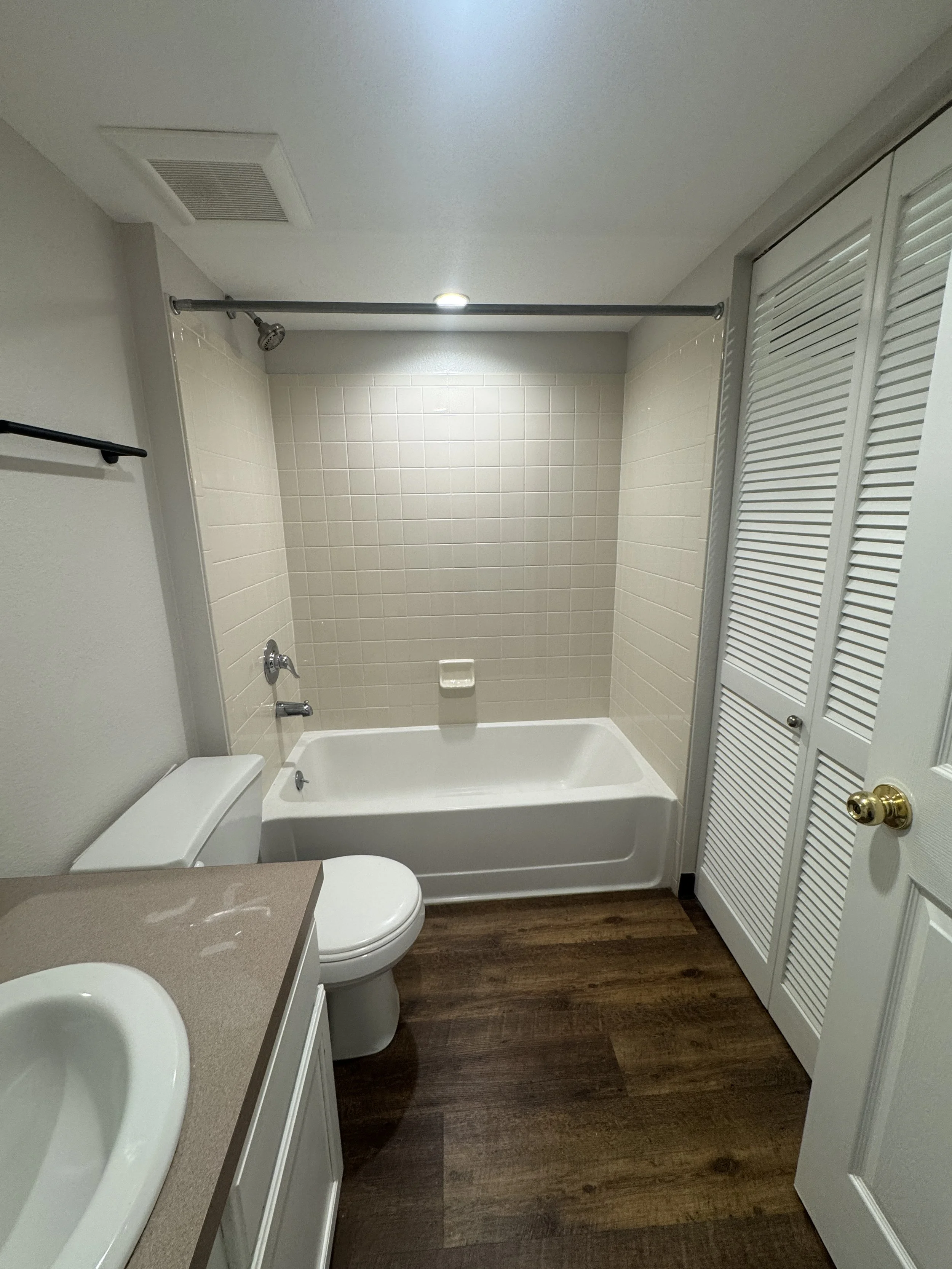 08 Bath Two 01.JPG