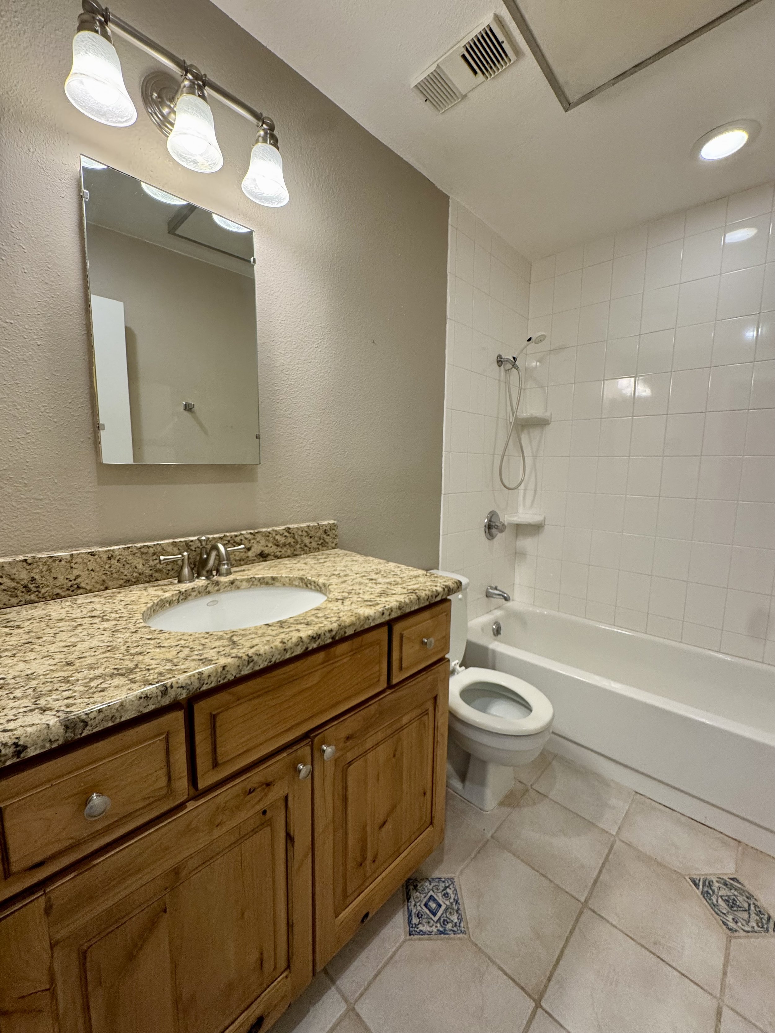 08 Bathroom 01.jpg